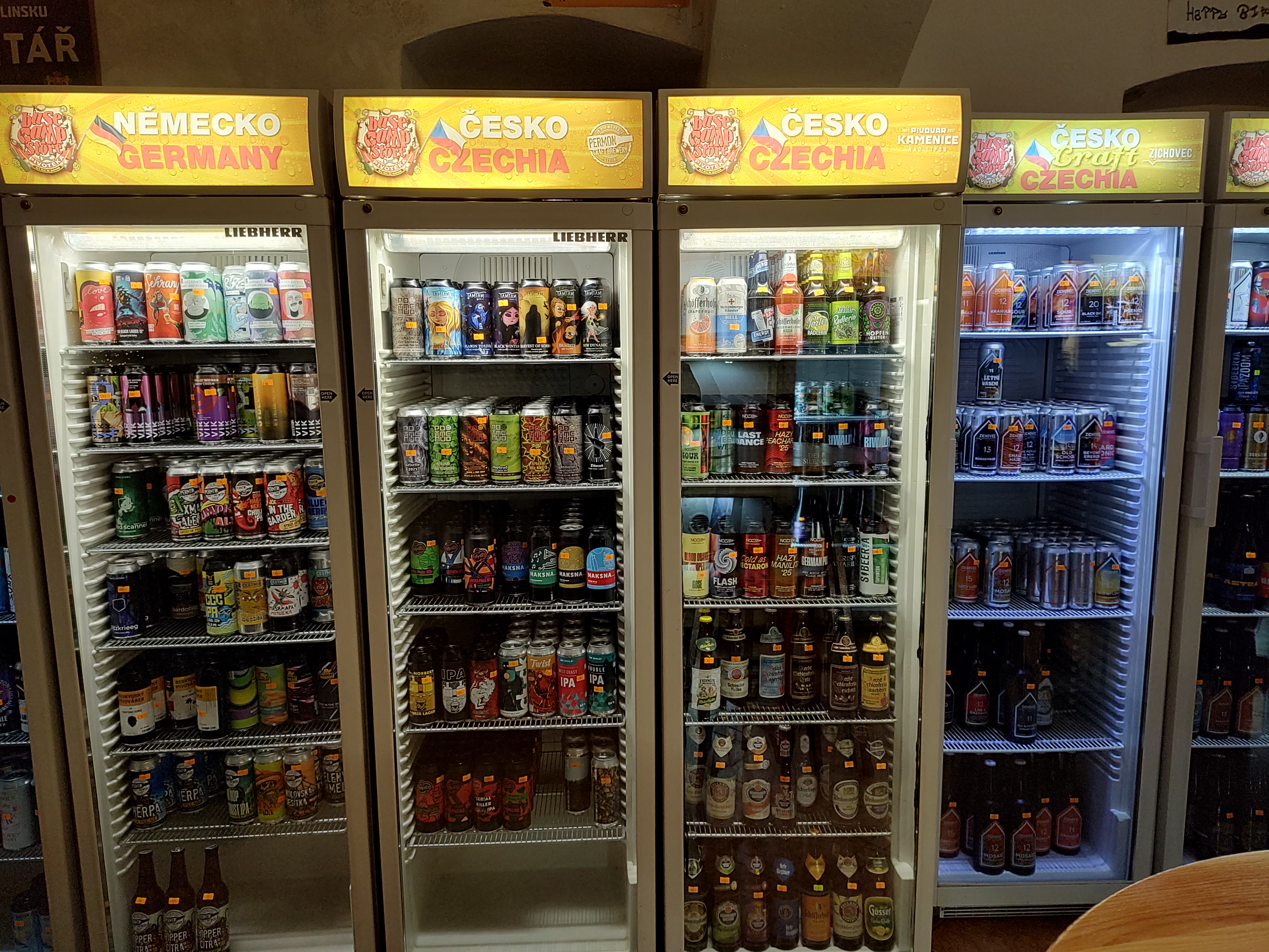 interior de la tienda de cerveza artesanal Base Camp en Praga