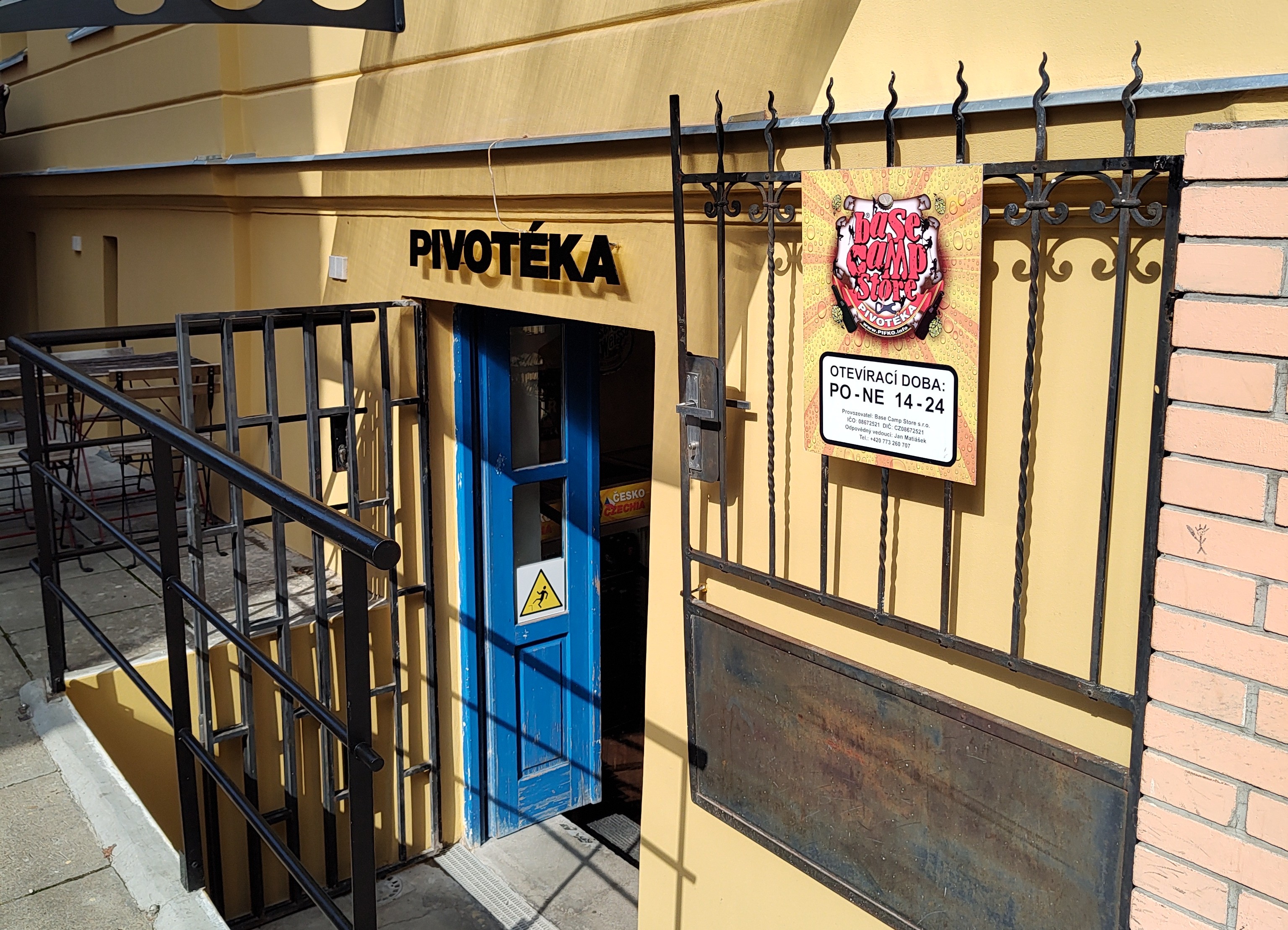entrada a la tienda de cerveza artesanal Base Camp en Praga