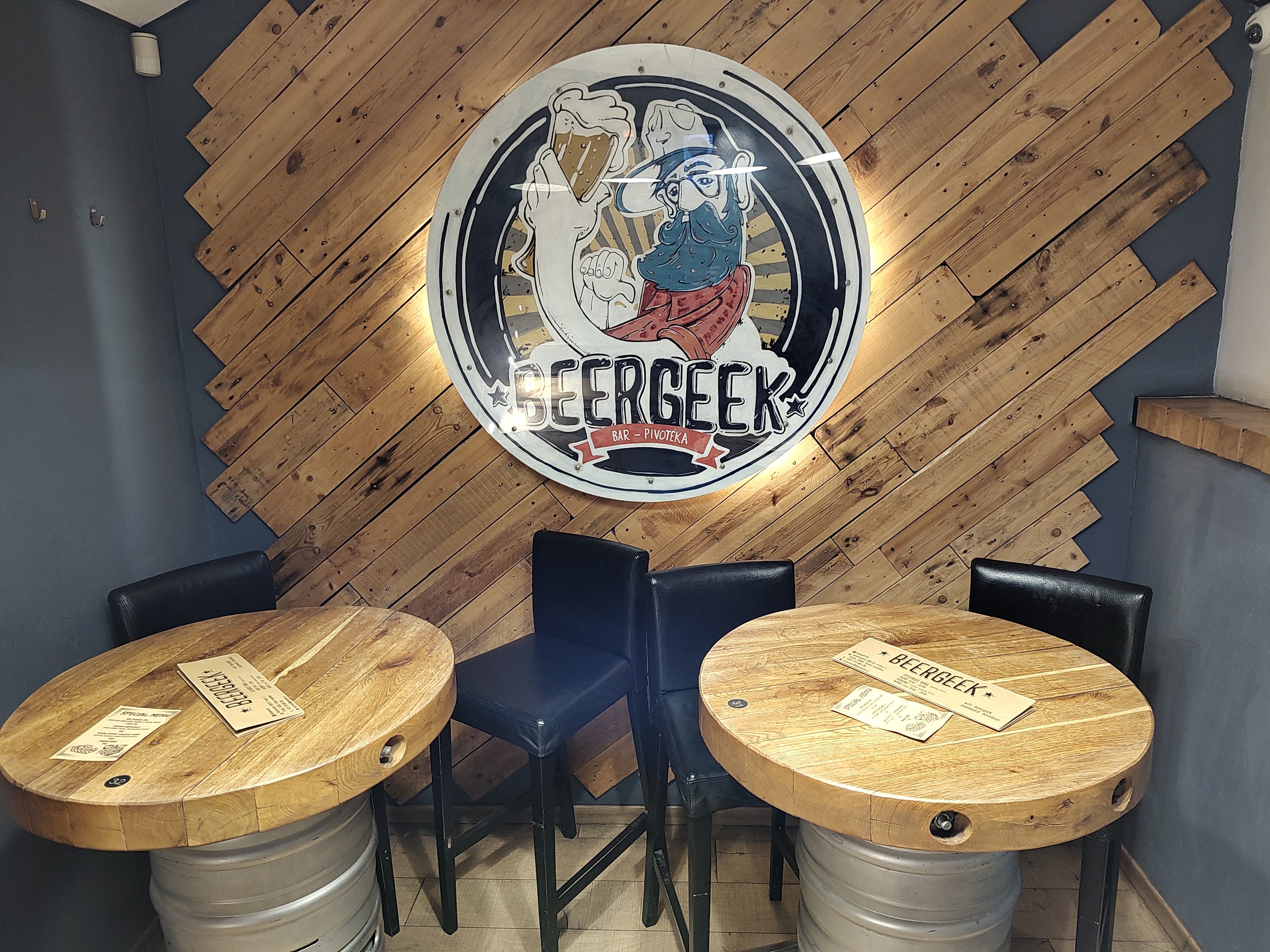 entrada al bar de cerveza artesanal Beer Geek en Praga