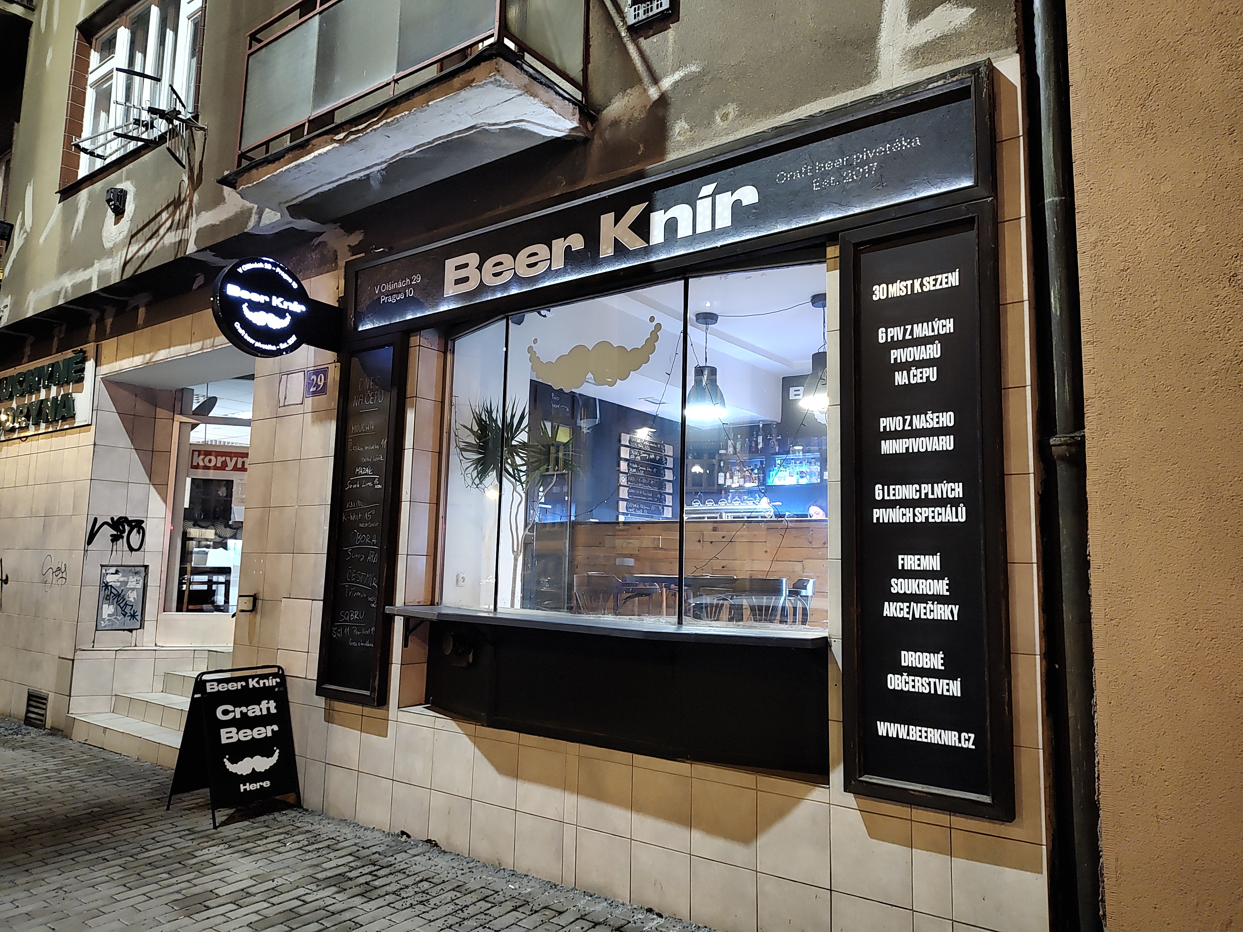 entrada al bar de cerveza artesanal Beer Knir en Praga