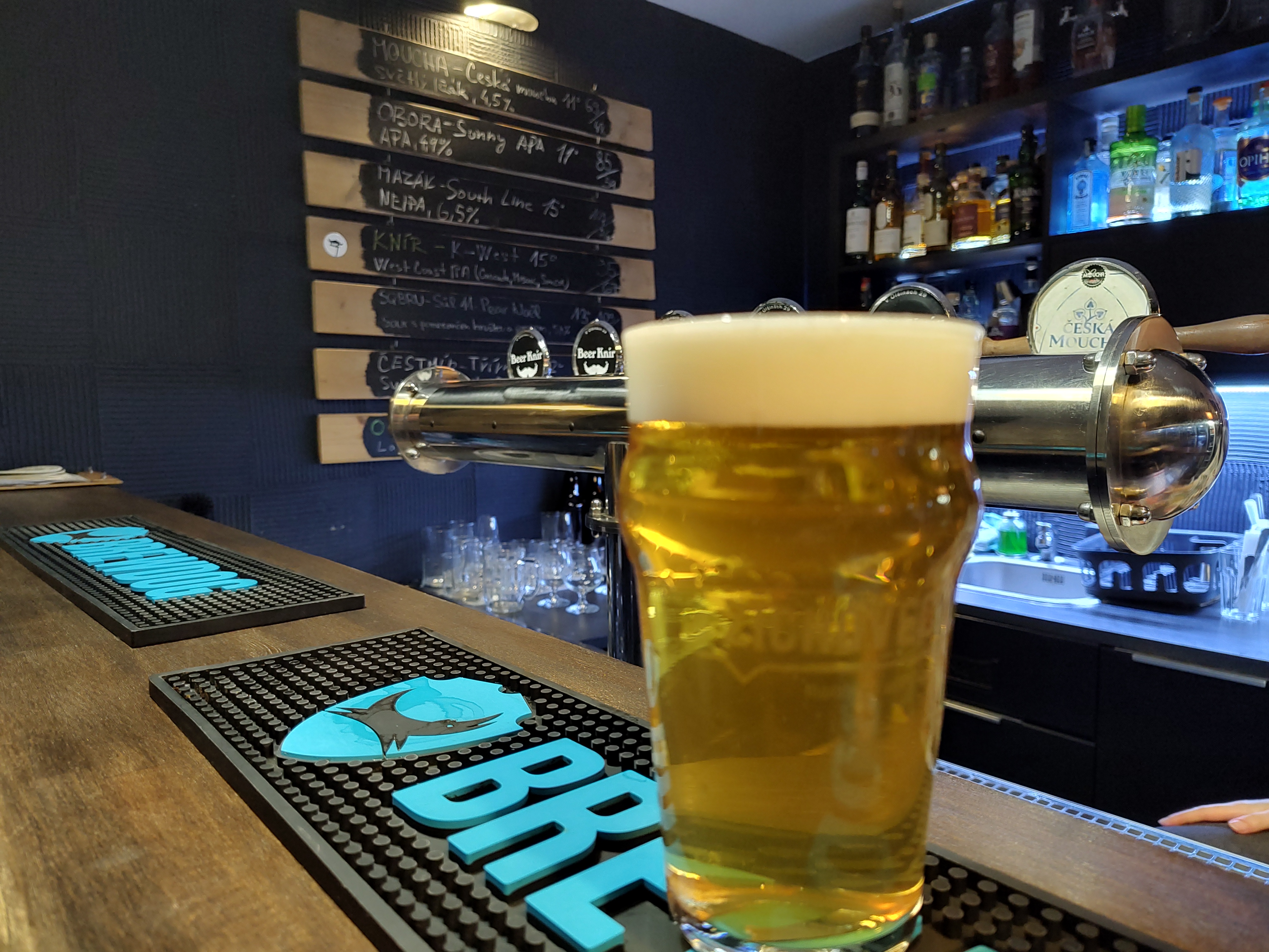 cerveza artesanal en el bar Beer Knir en Praga