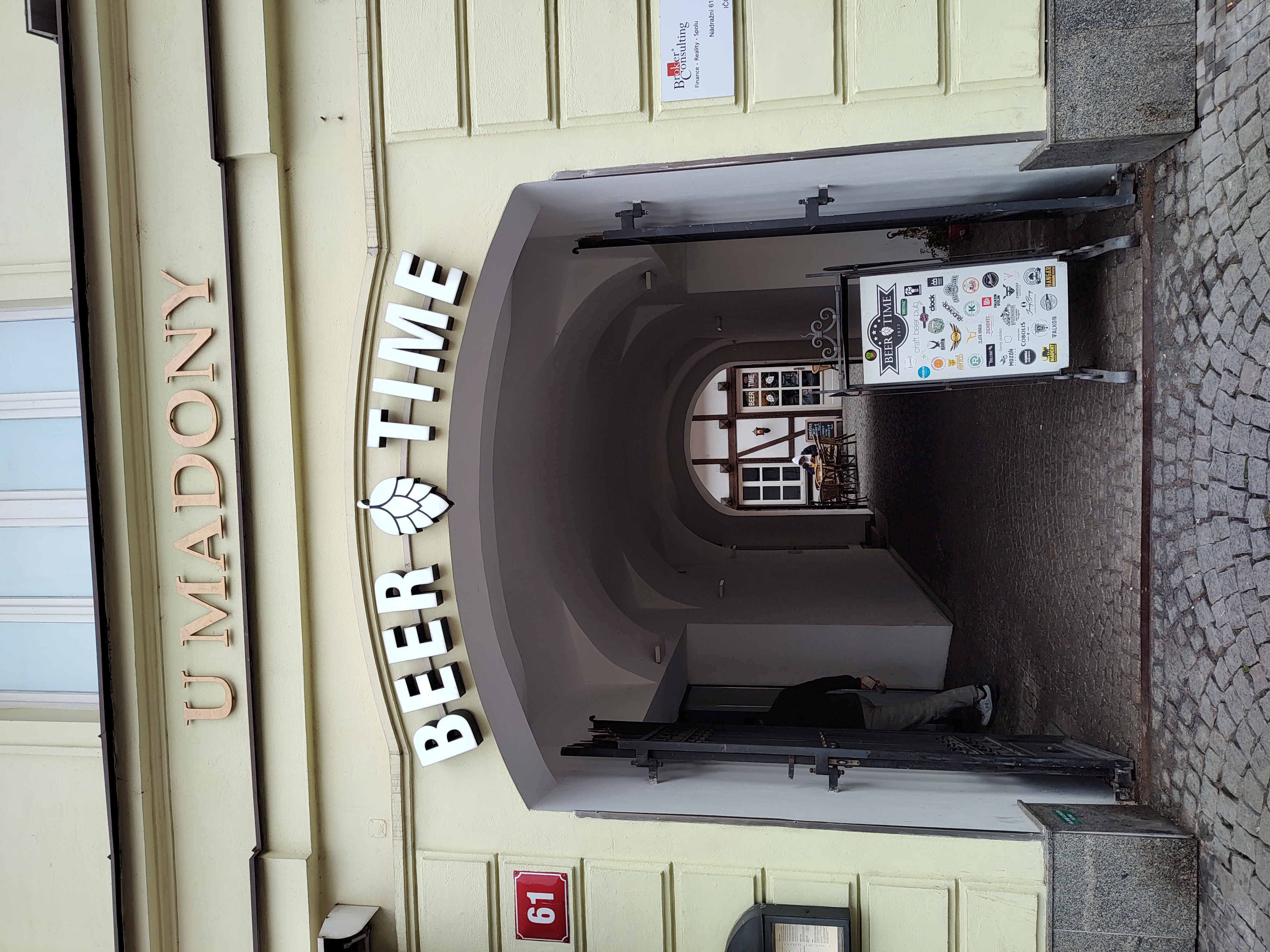 entrada al bar de cerveza artesanal BeerTime en Anděl,Praga