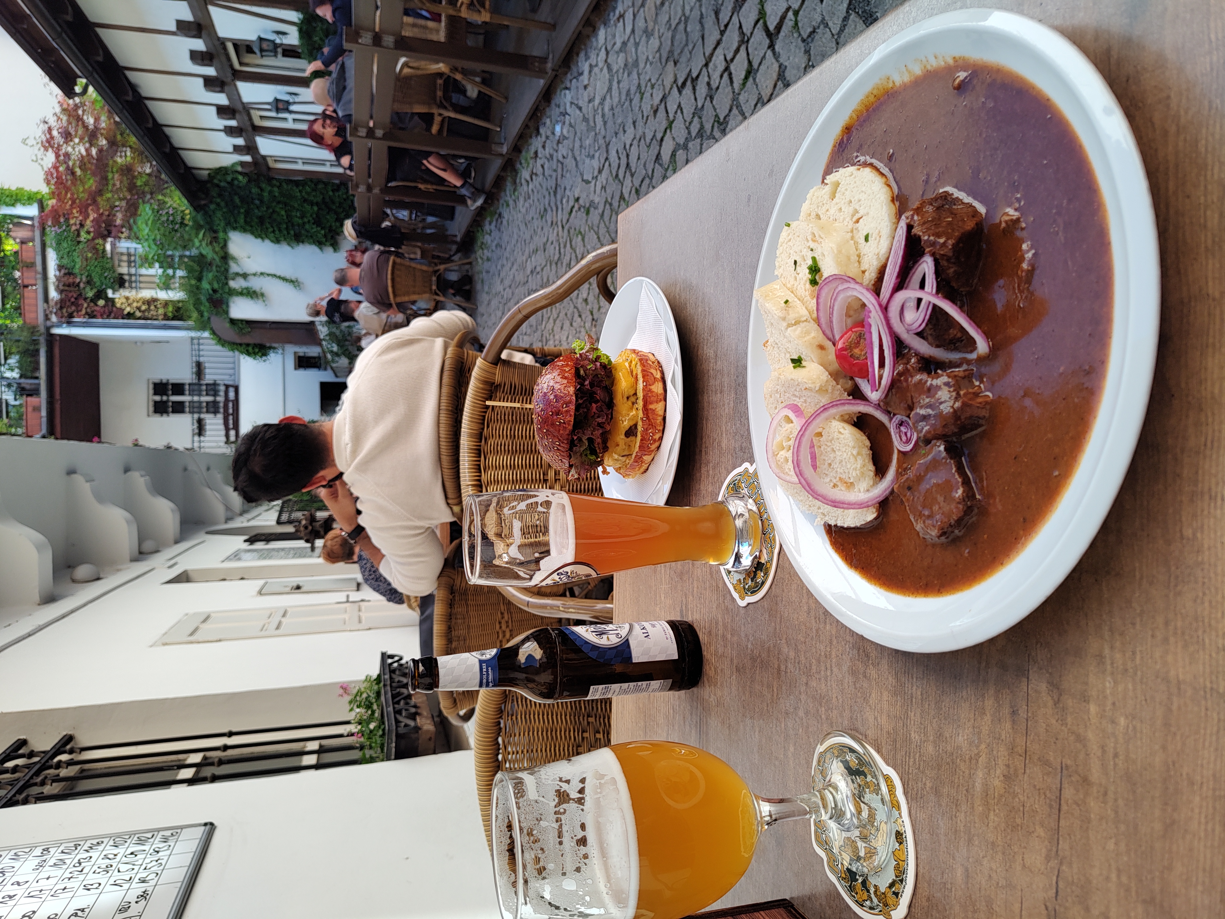 goulash y hamburguesa del bar BeerTime en Praga
