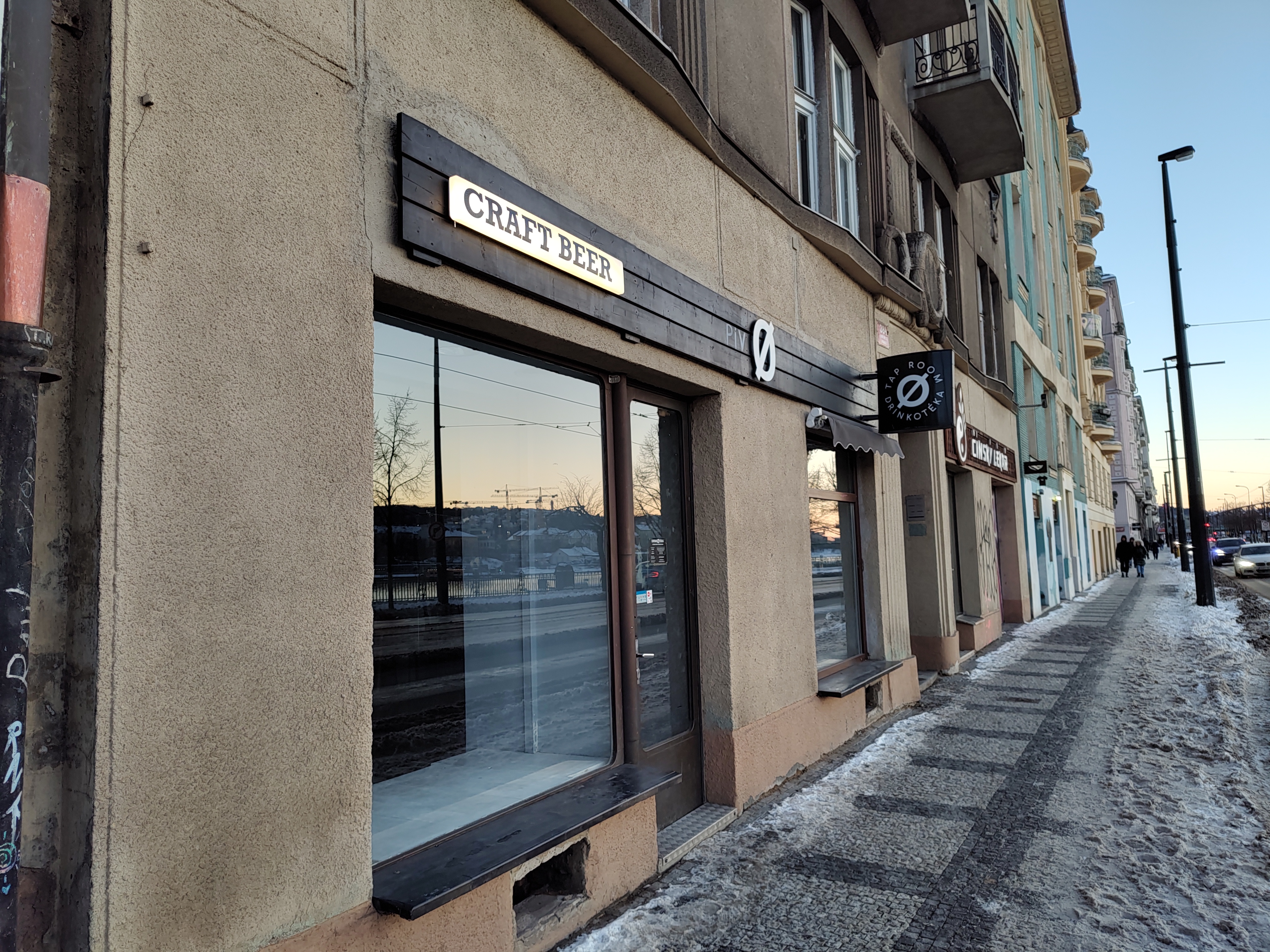 Bar de cerveza artesanal Drinkøteka en Praga en una fría tarde de invierno