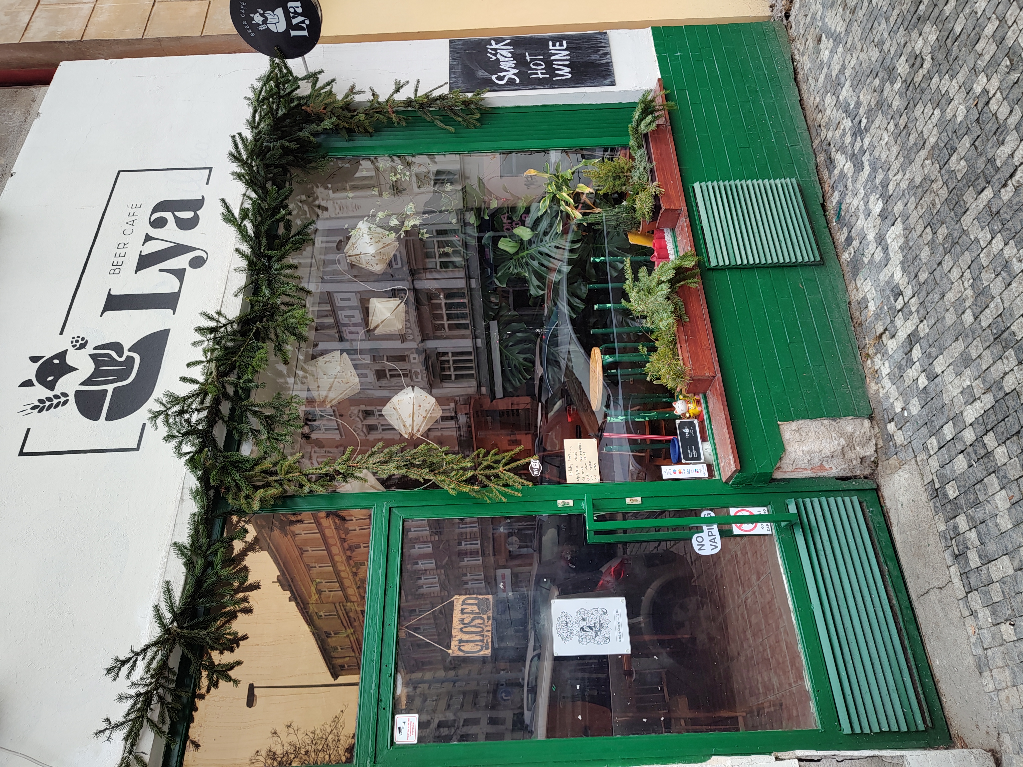 Lya Beer Café es un bar de cerveza artesanal en Praga de estética hipster