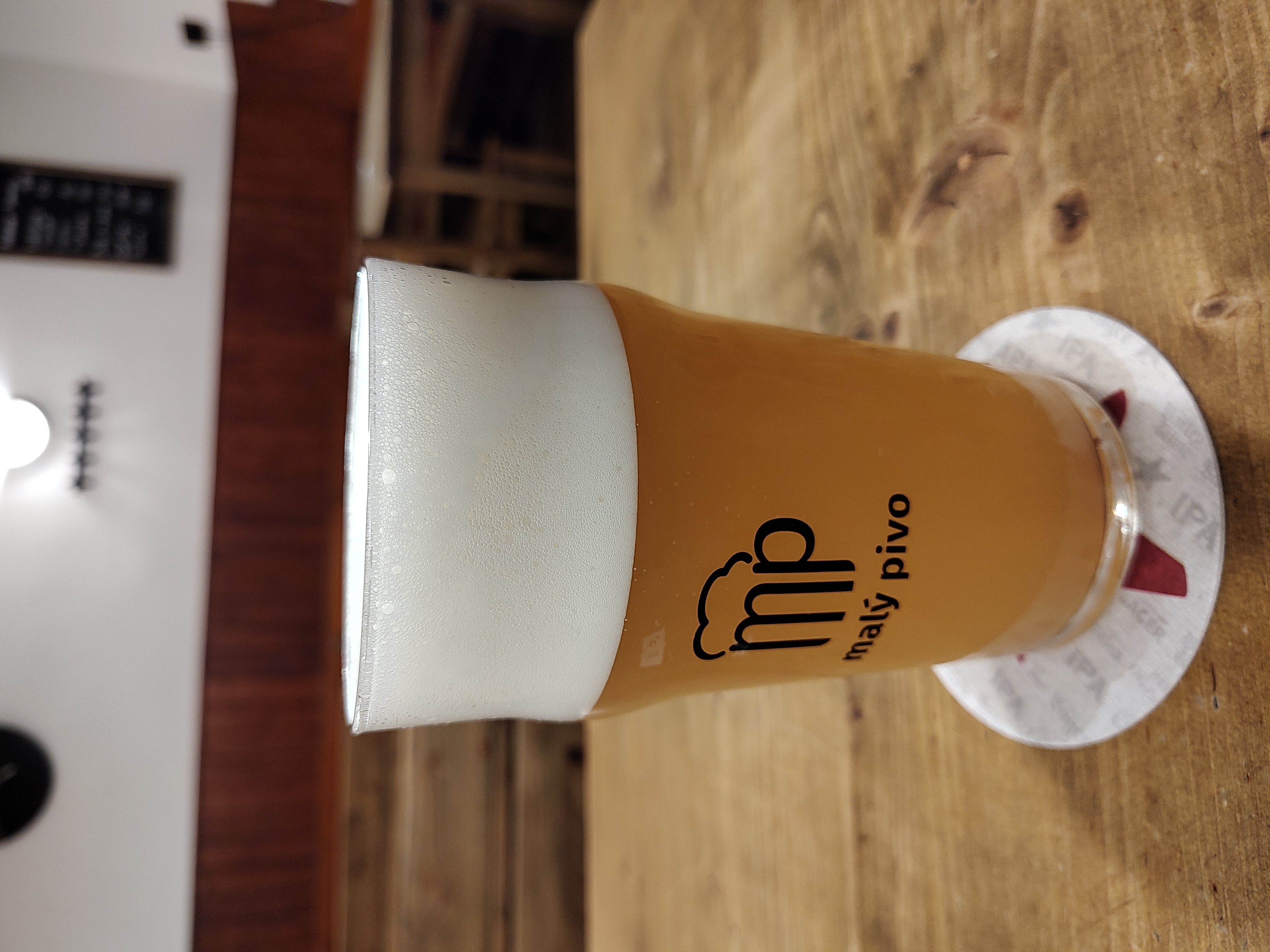 cerveza artesanal en el bar Malý Pivo en Praga