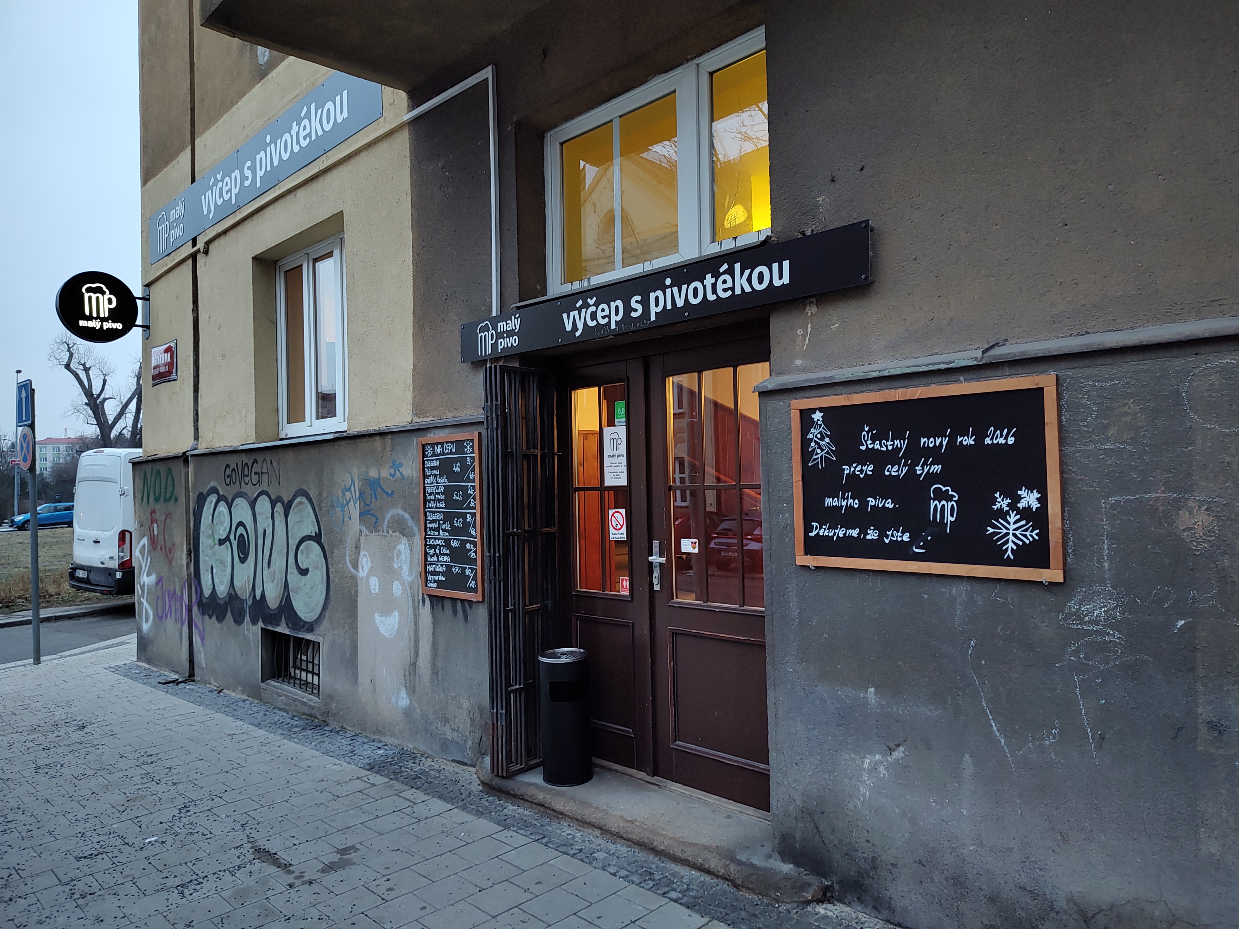 entrada al bar de cerveza artesanal Malý Pivo en Praga
