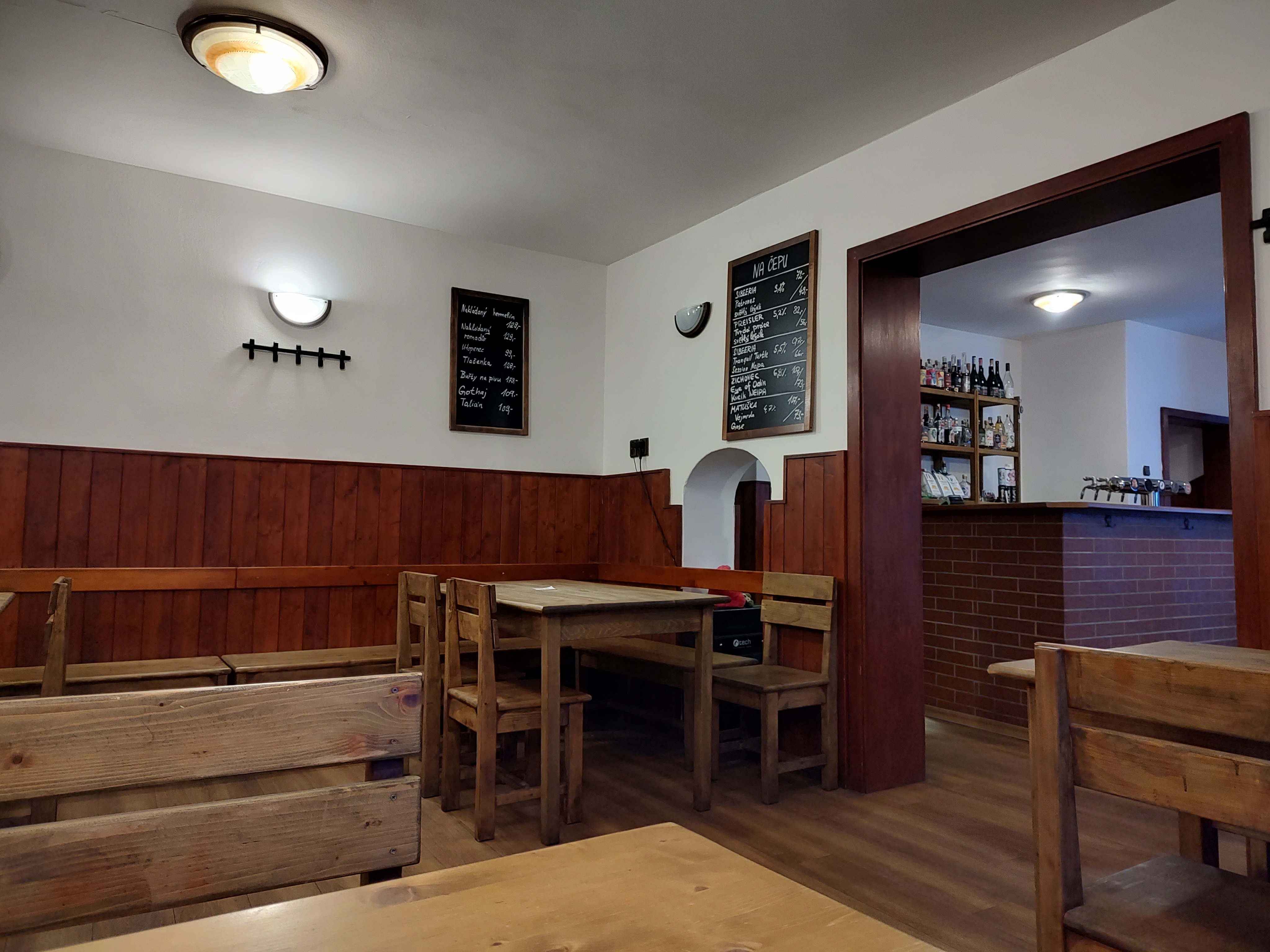 interior del bar de cerveza artesanal Malý Pivo en Praga