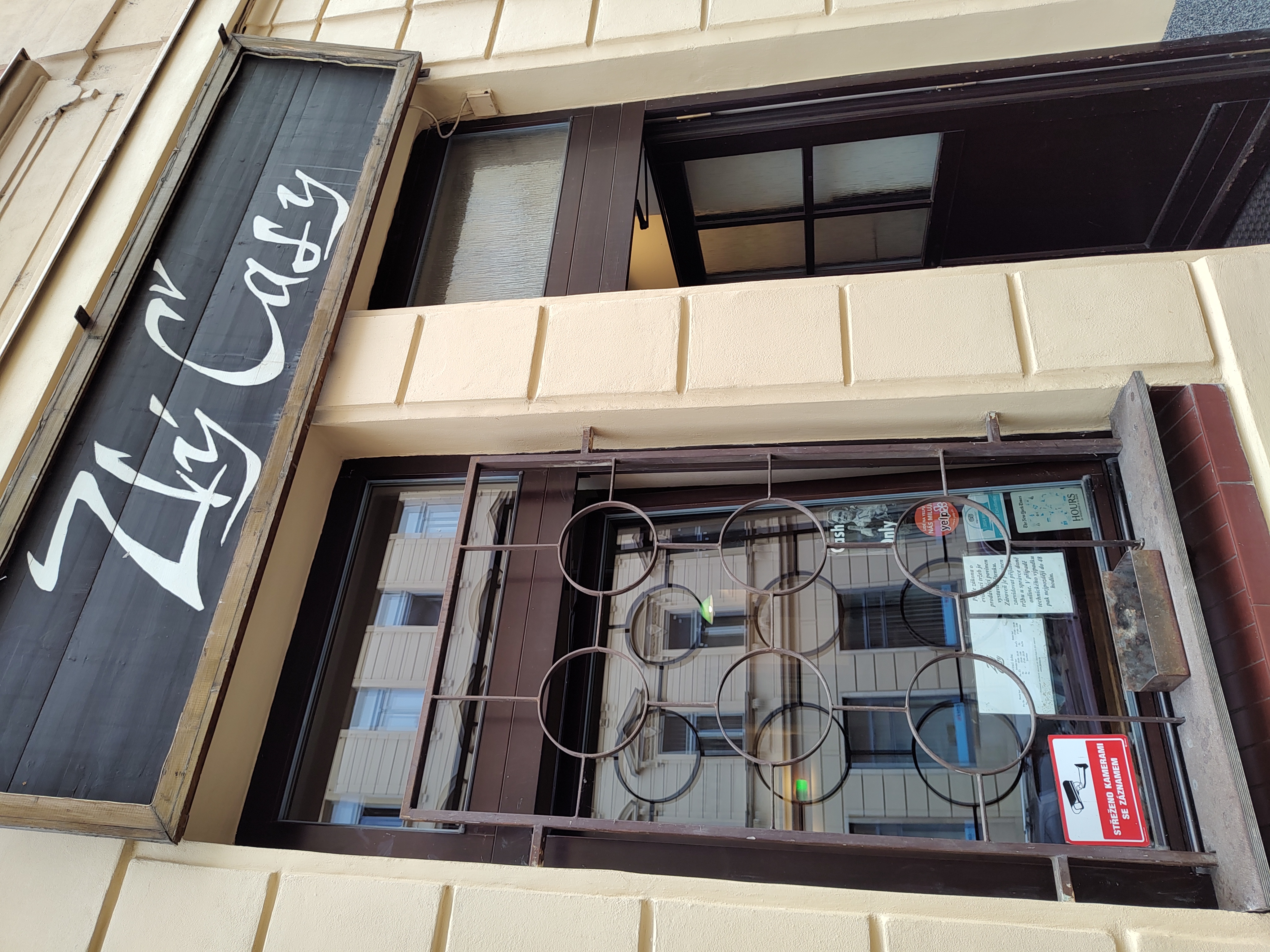 entrada al bar de cerveza artesanal Zlý Časy en Praga