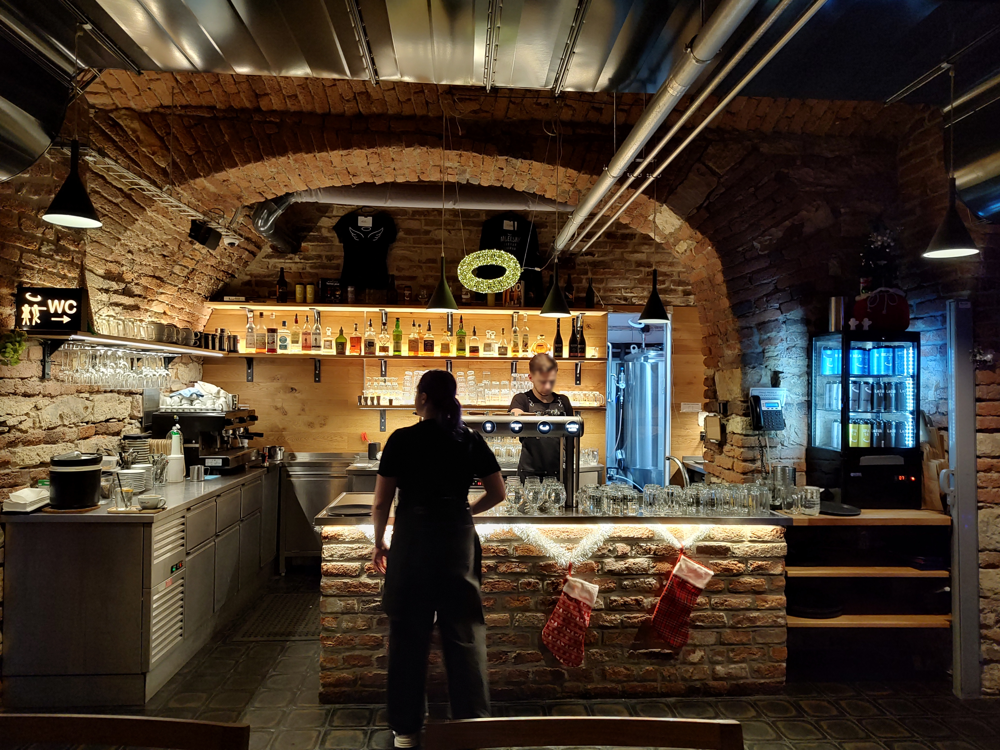 Interior del Andělský Pivovar en Praga