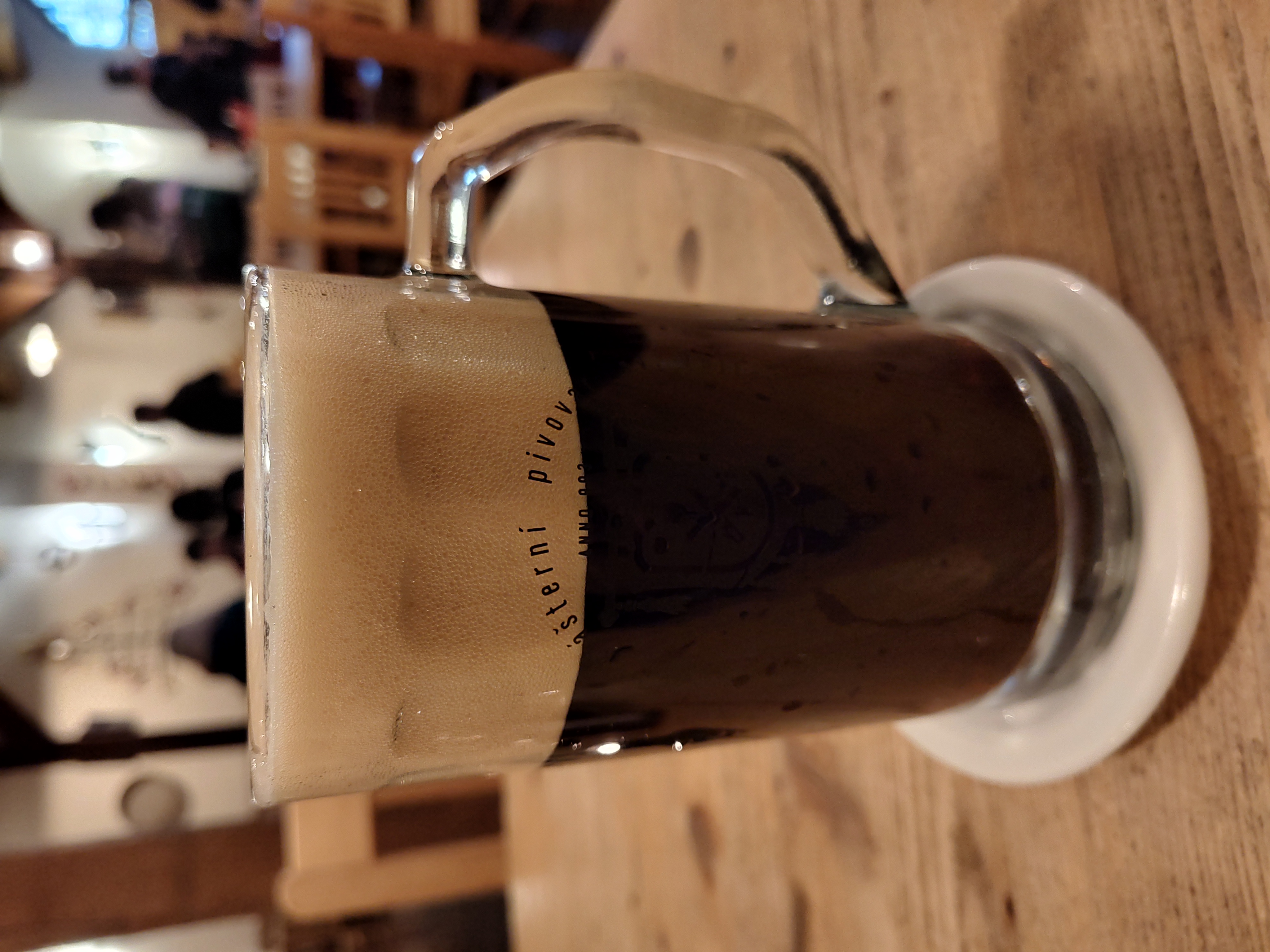 Cerveza artesanal oscura 11º del Břevnovský Pivovar servida en el restaurante Klášterní šenk en Praga