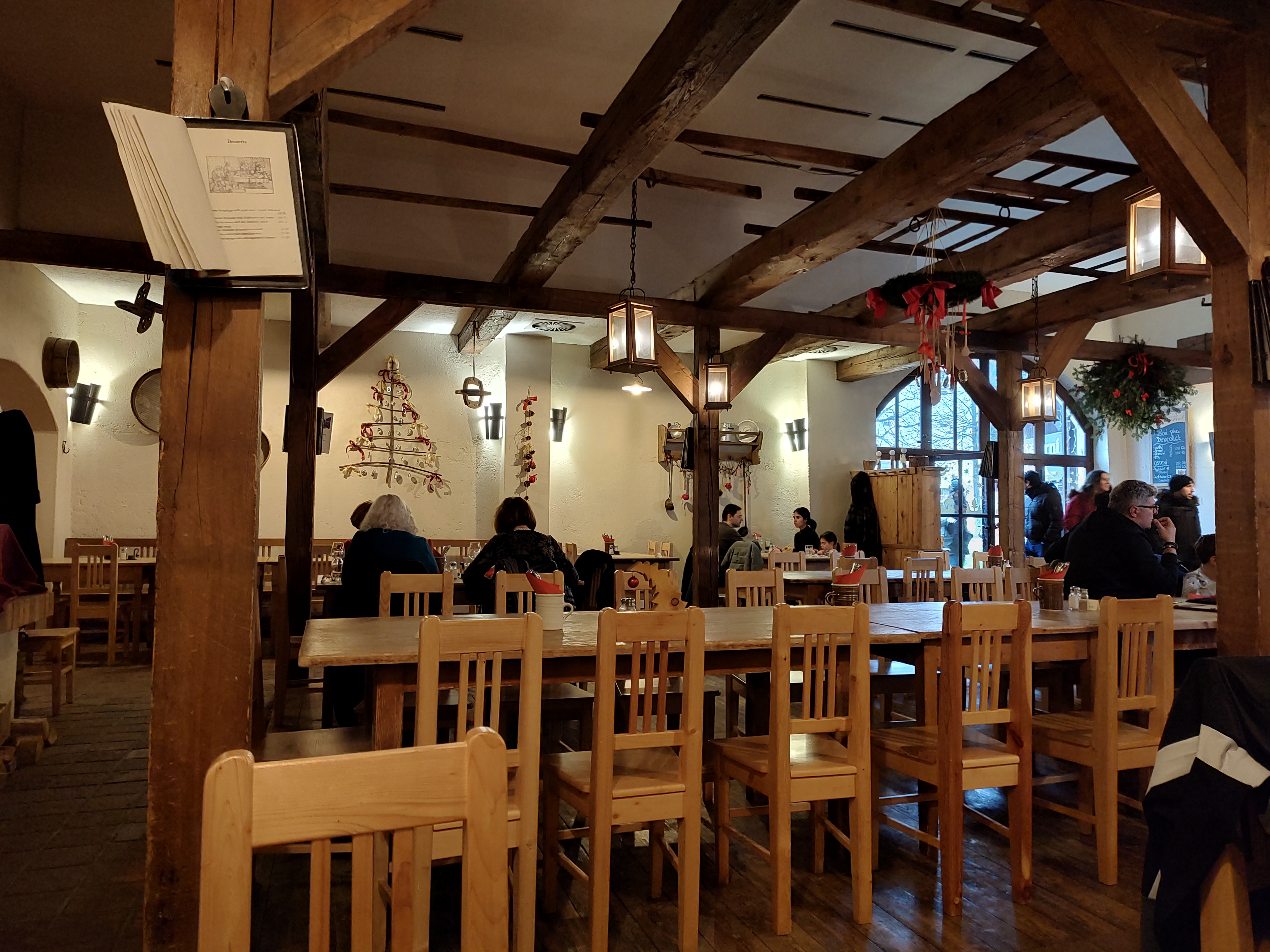 Salón del restaurante Klášterní šenk del Břevnovský Pivovar en Praga