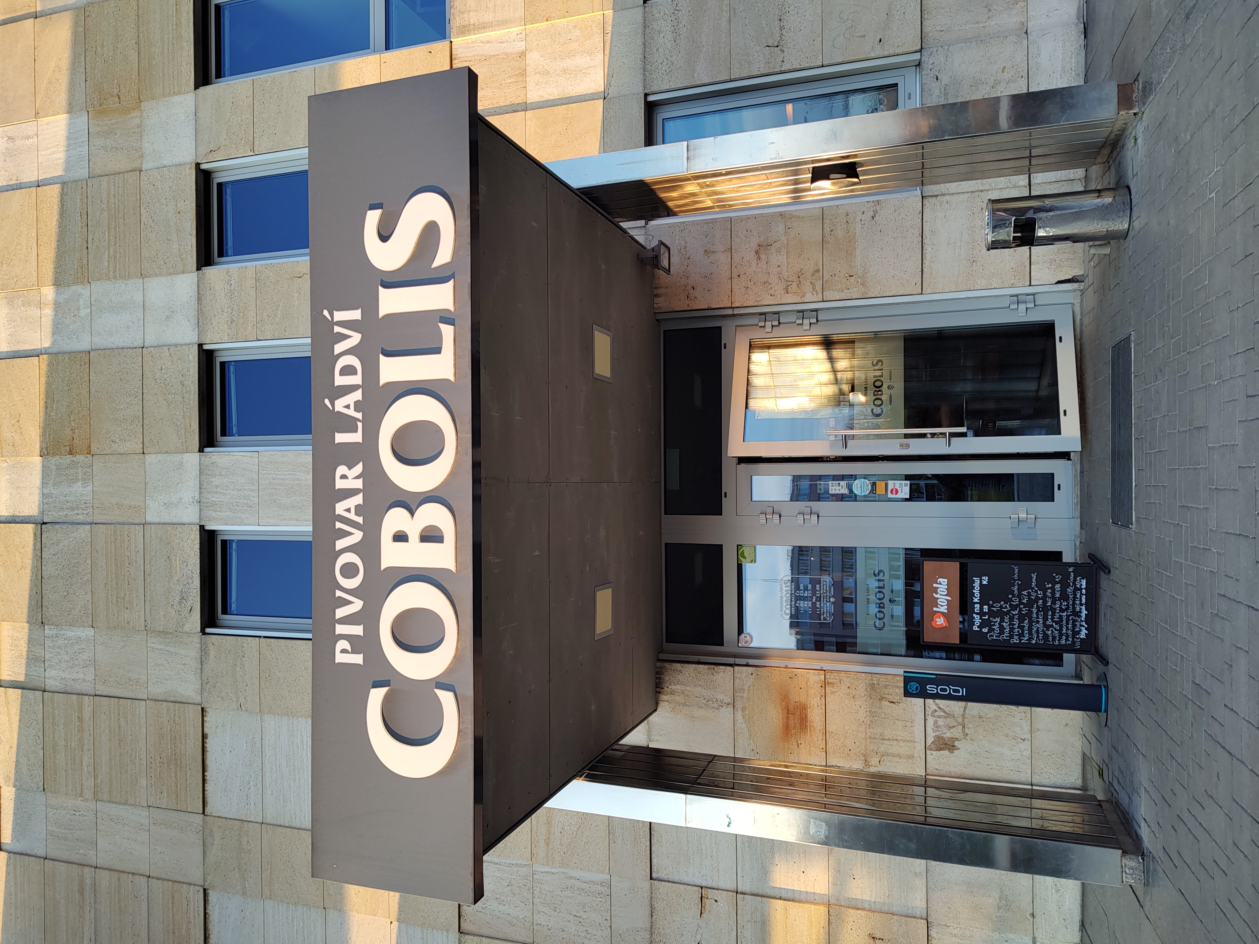 Cobolis es un brewpub moderno e interesante tanto para tomar algo como para comer