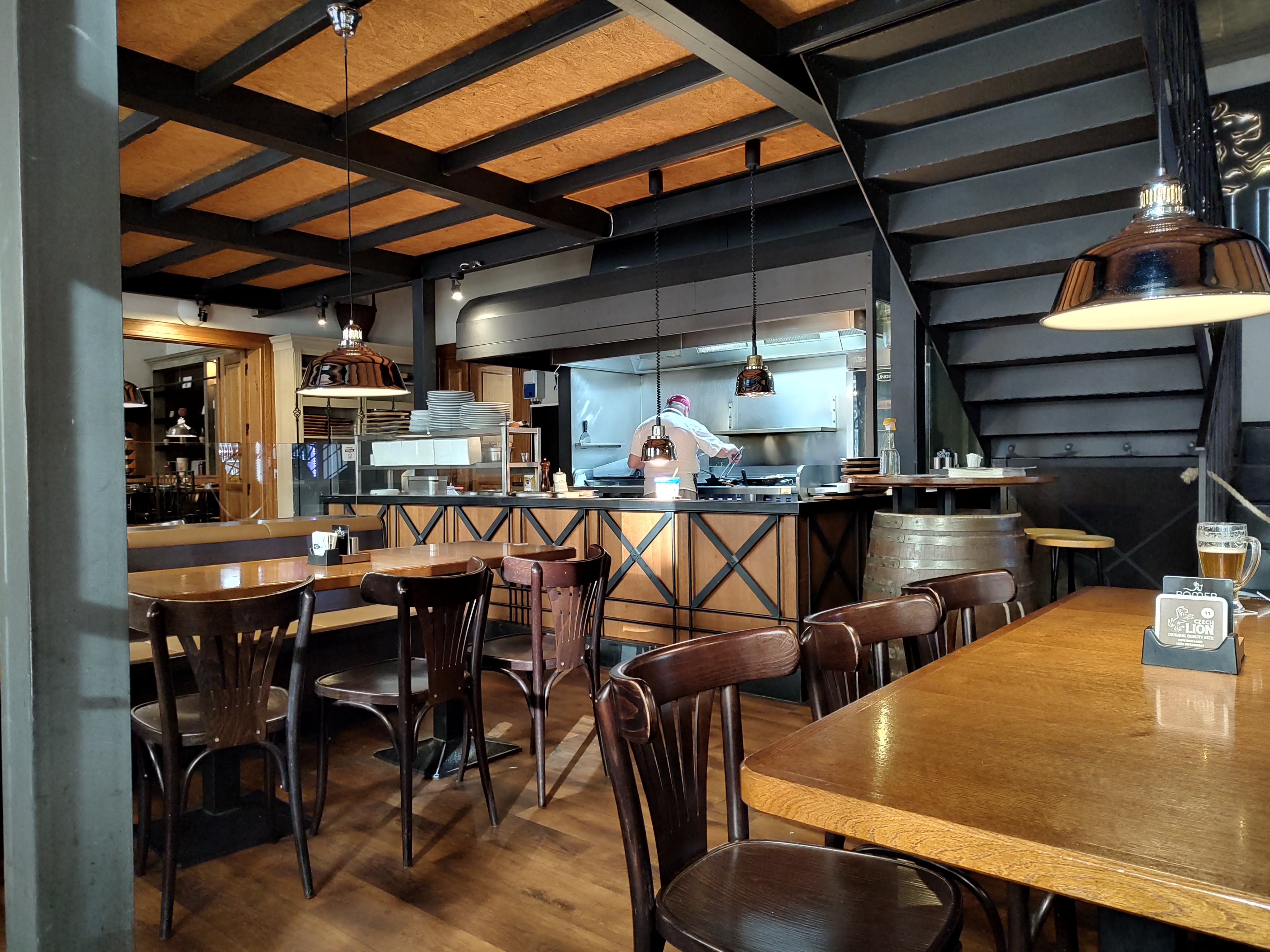 Interior del Pivovar Národní, un brewpub con la cocina a la vista