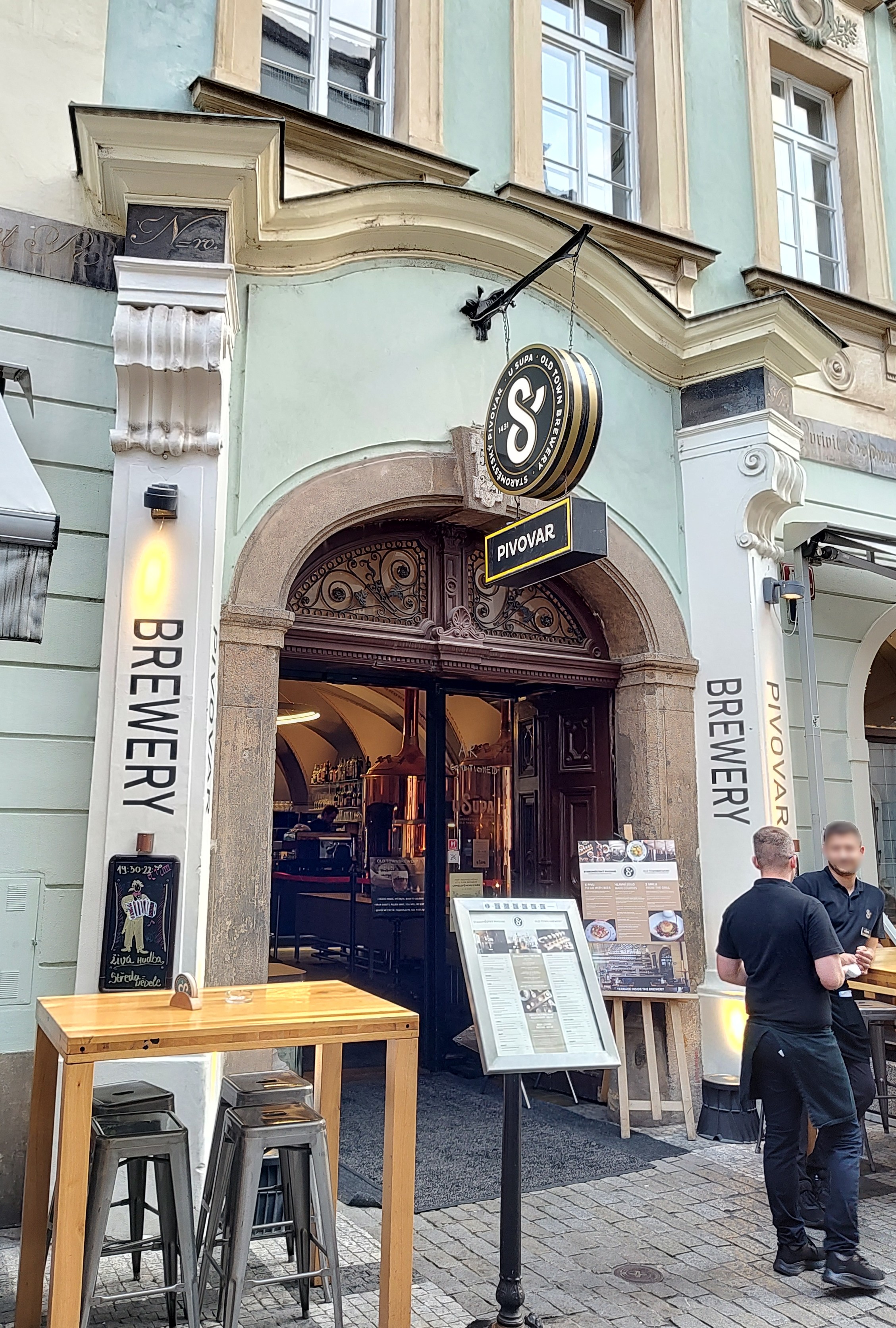Entrada del Staroměstský Pivovar U Supa, brewpub situado en la calle Celetná de Praga