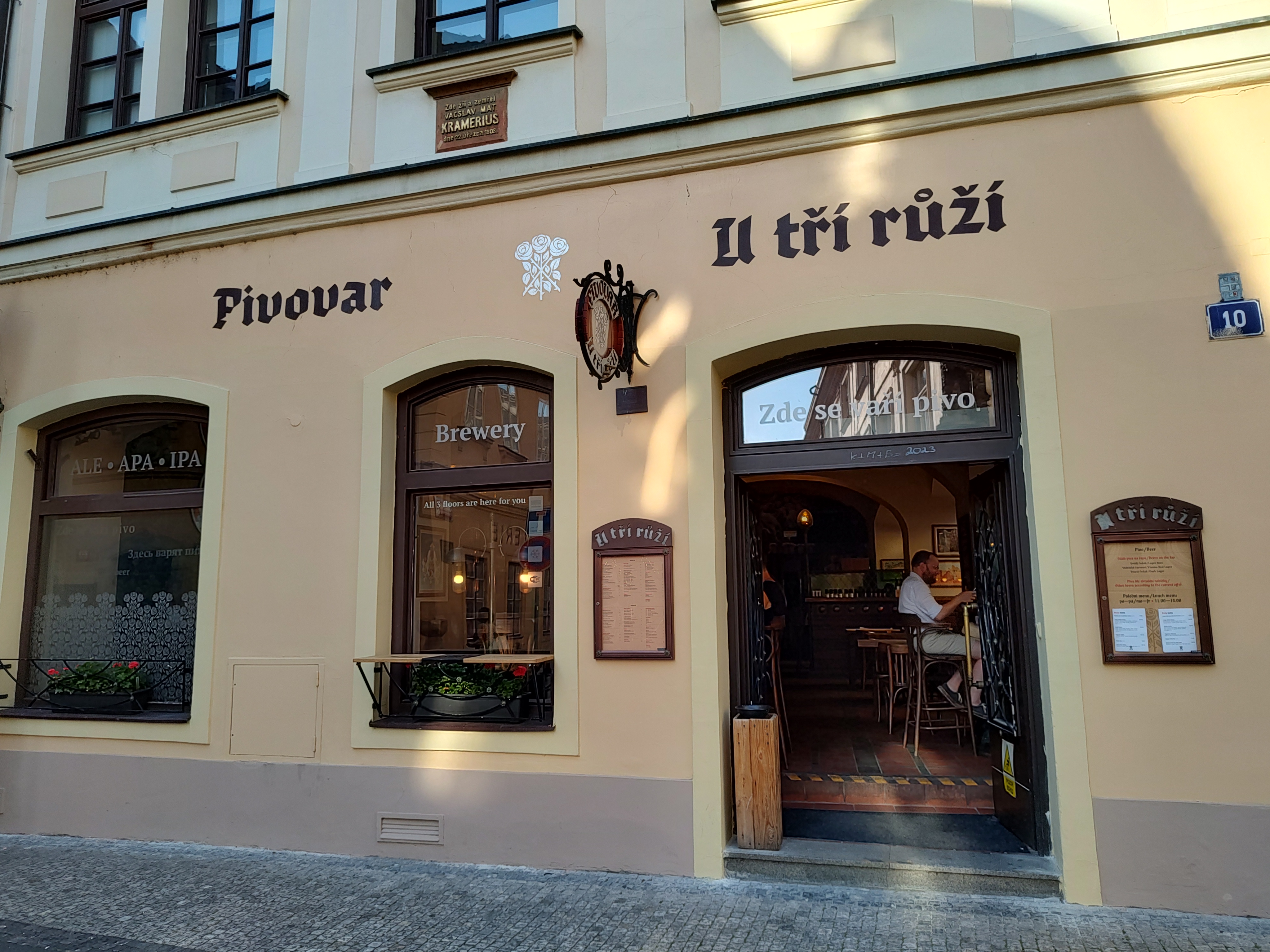 Fachada del brewpub U Tří růží en Praga