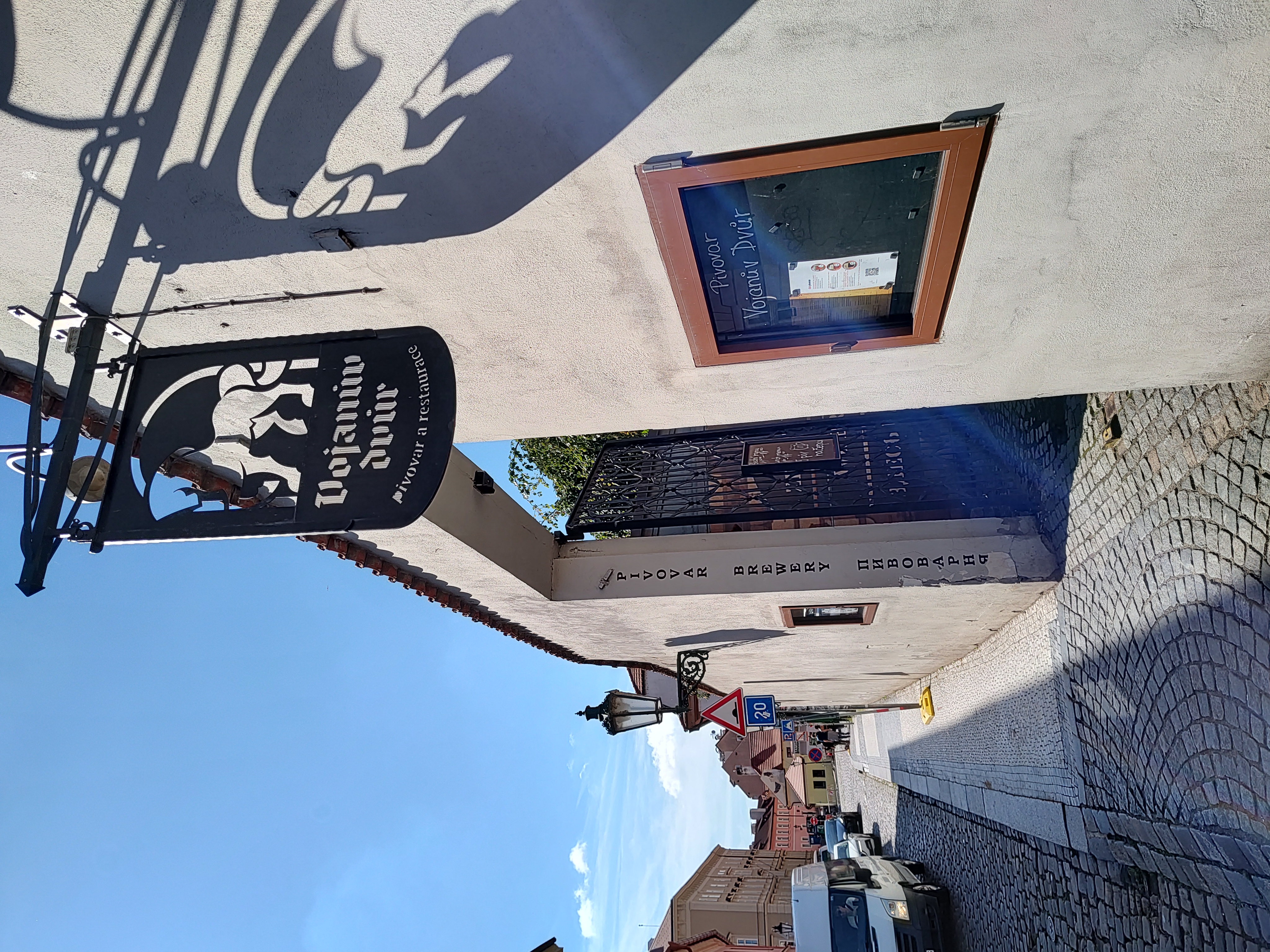 Pivovar Vojanův Dvůr es un brewpub relativamente nuevo pero curiosamente con mucha historia en Praga