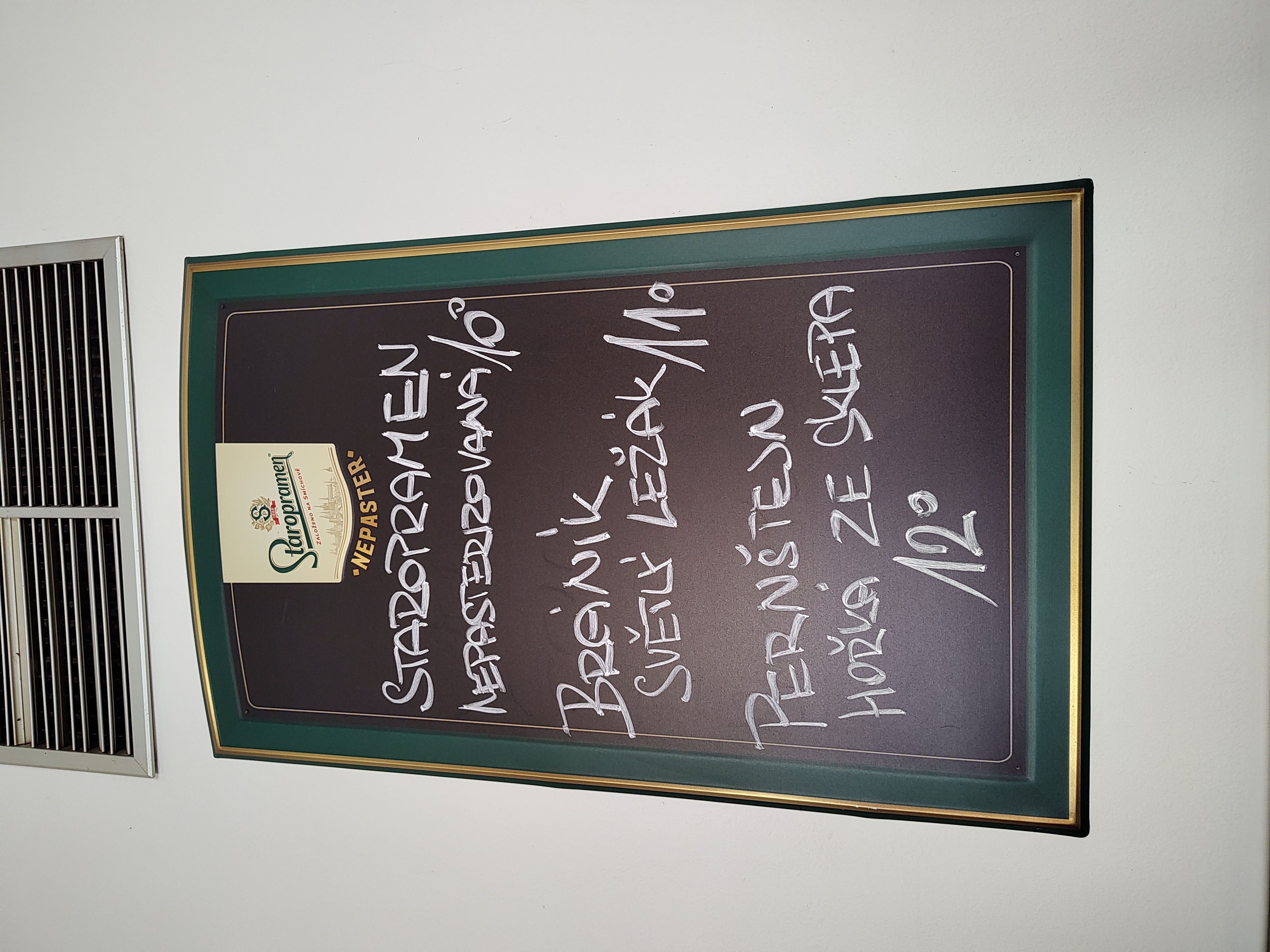 Pizarra con la oferta de cervezas checas con sus respectivos grados Plato en un bar