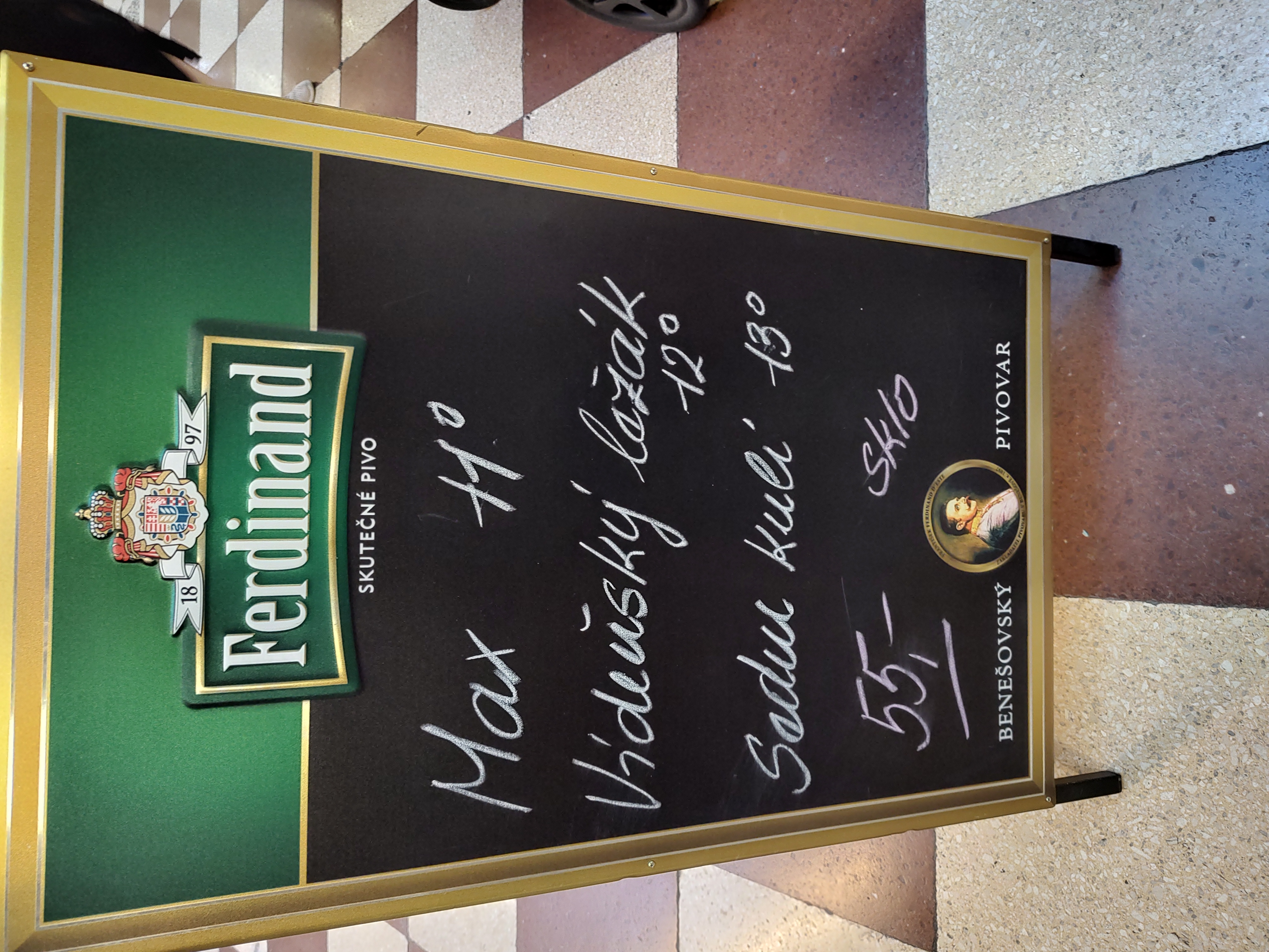 Pizarra de la cerveza checa de Benešov Ferdinand en Praga