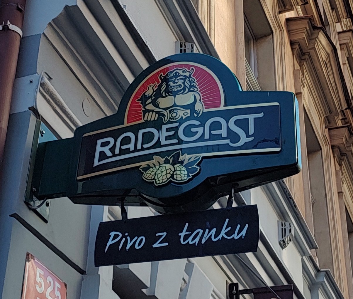 cartel indicativo de que un restaurante de Praga dispone de tanques de cerveza
