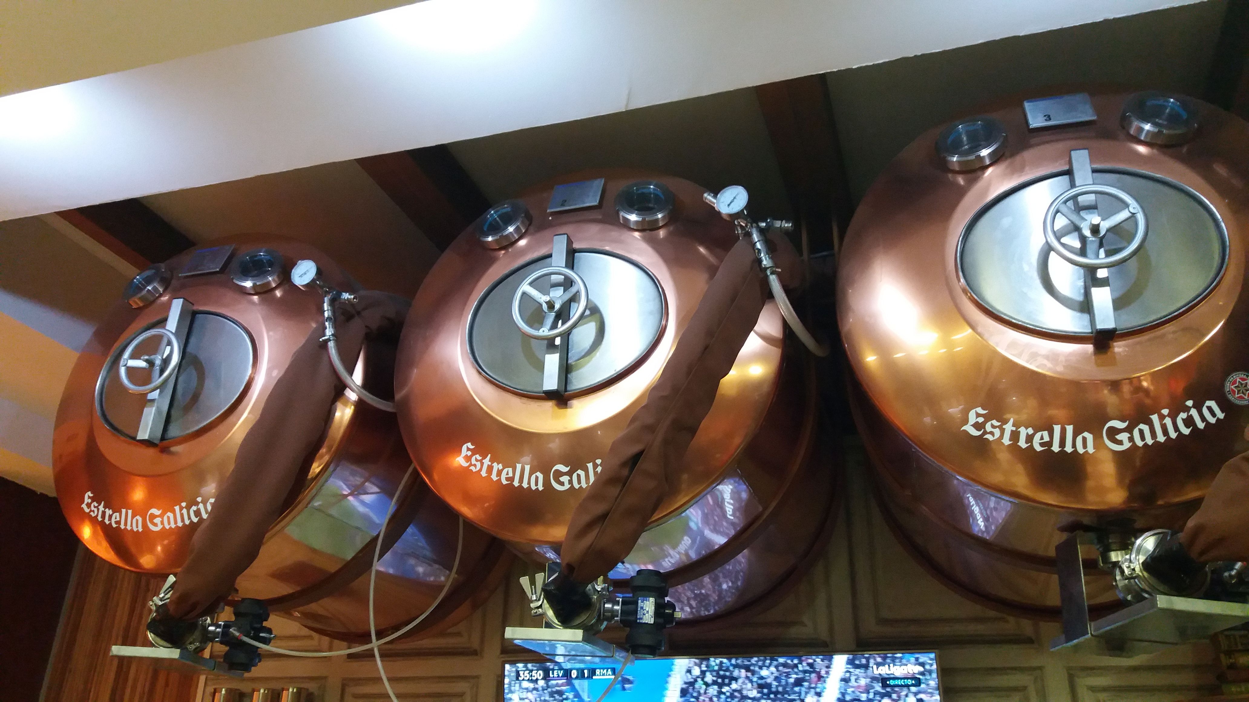 Tanque de cerveza Estrella Galicia en un restaurante de Madrid