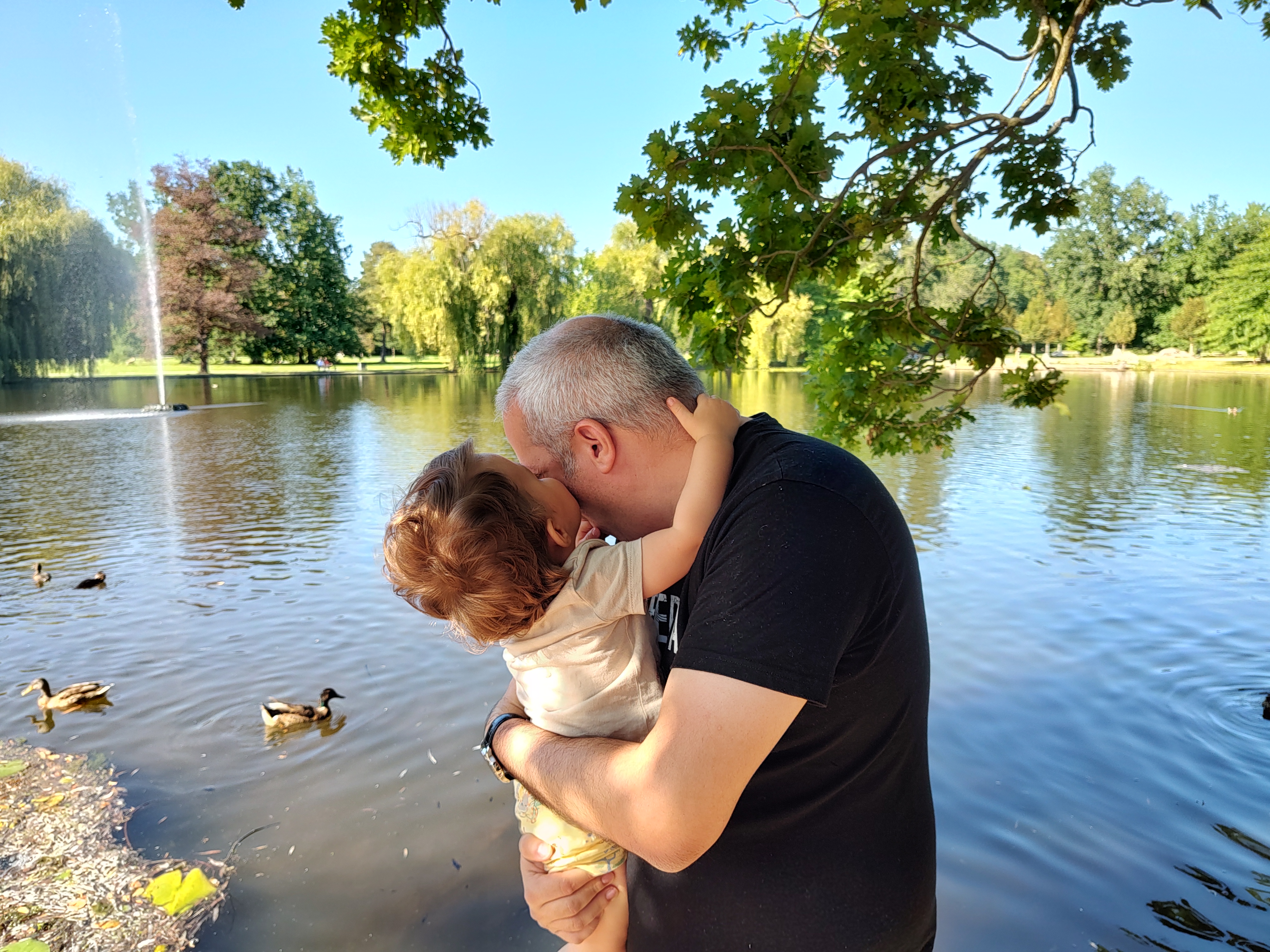 El autor de Praga Secreta recibiendo amor en el parque de Stromovka