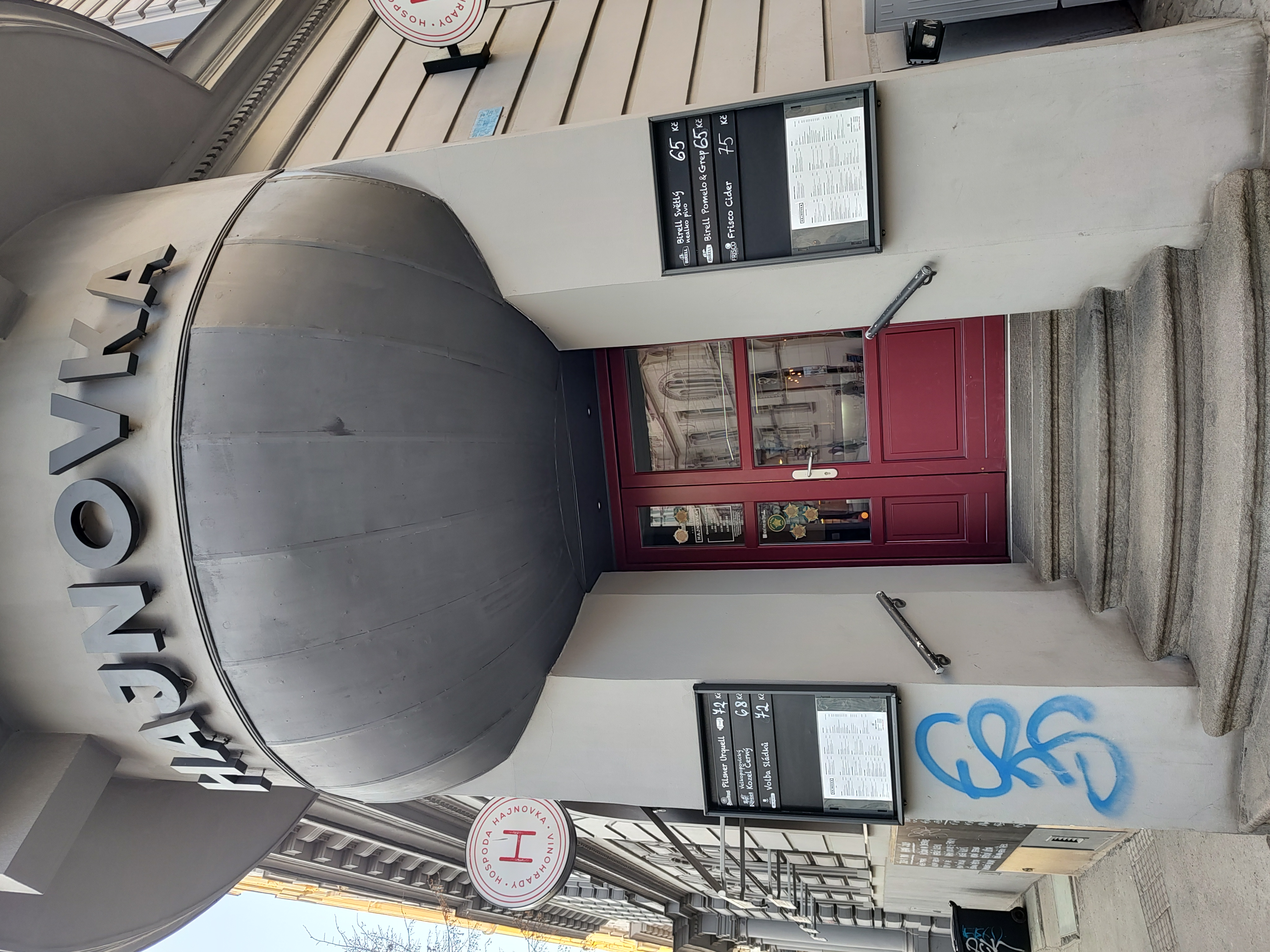 Fachada exterior del restaurante Hajnovka en Praga