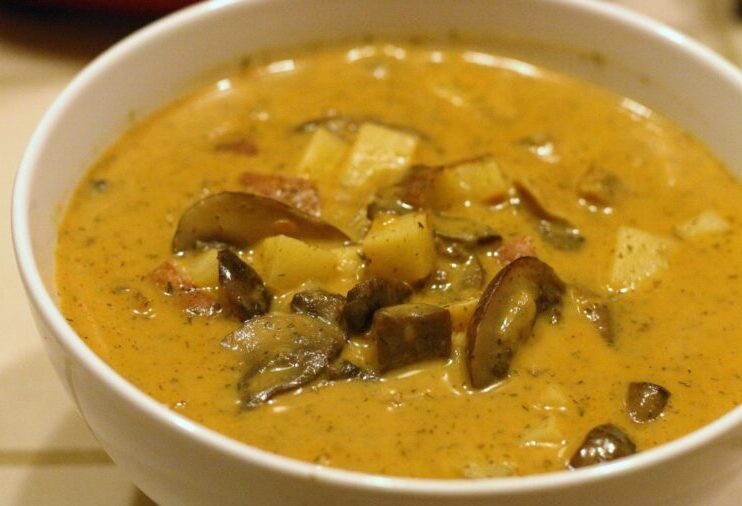 Bramborová polévka con setas, sopa de patata típica en República Checa