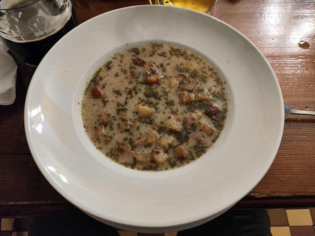 Česnečka, la sopa de ajo típica de República Checa presentada en el restaurante U Šumavy