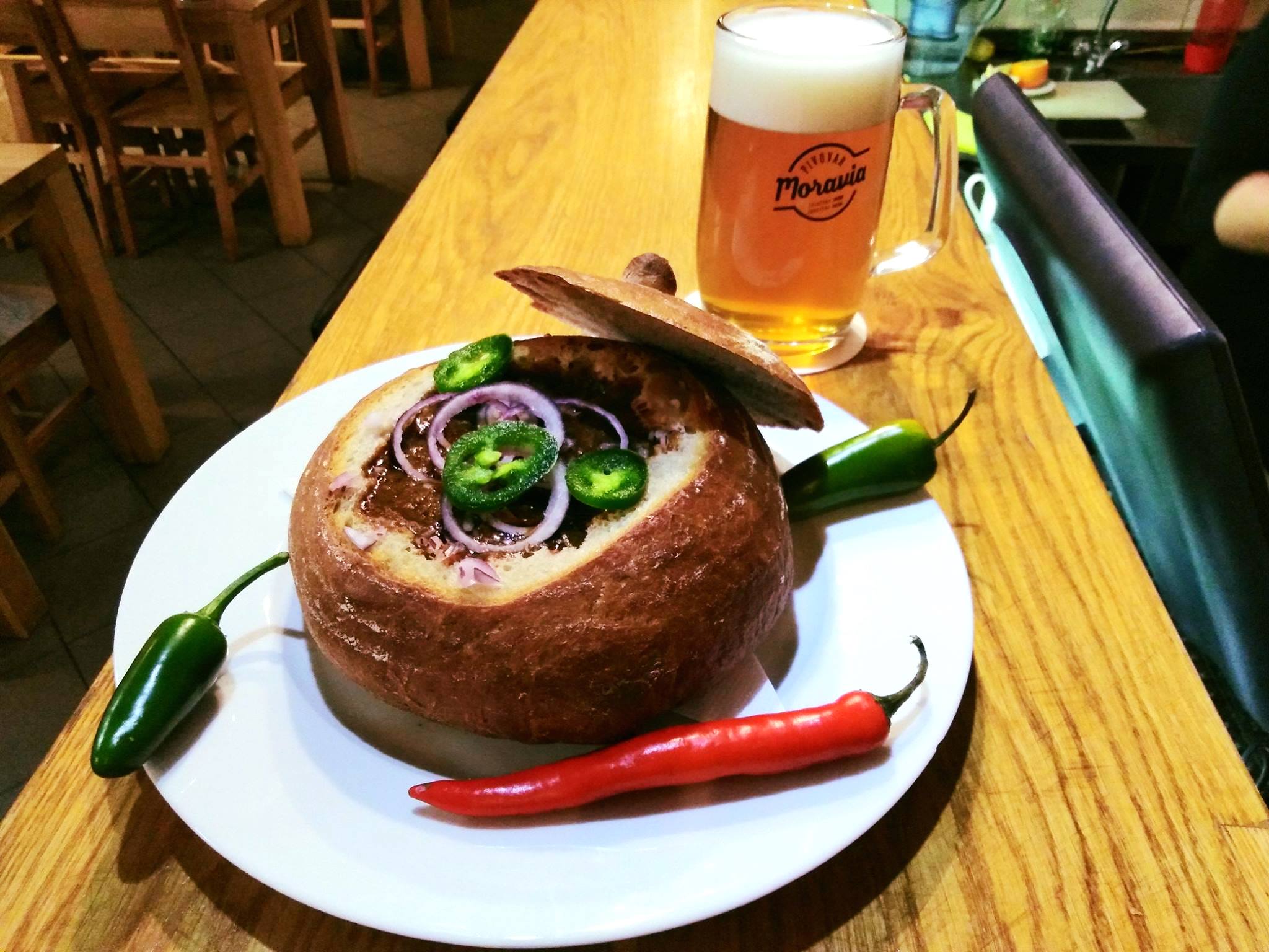 Hovězí guláš v chlebu, gulash de ternera servido en pan, un plato típico en Praga