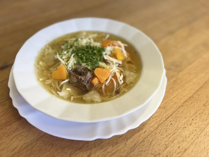 Hovězí vývar, caldo de carne de vacuno