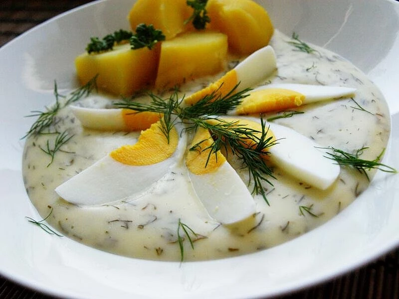 Koprová omáčka, plato típico checo de salsa de eneldo con carne, muy popular en la gastronomía casera