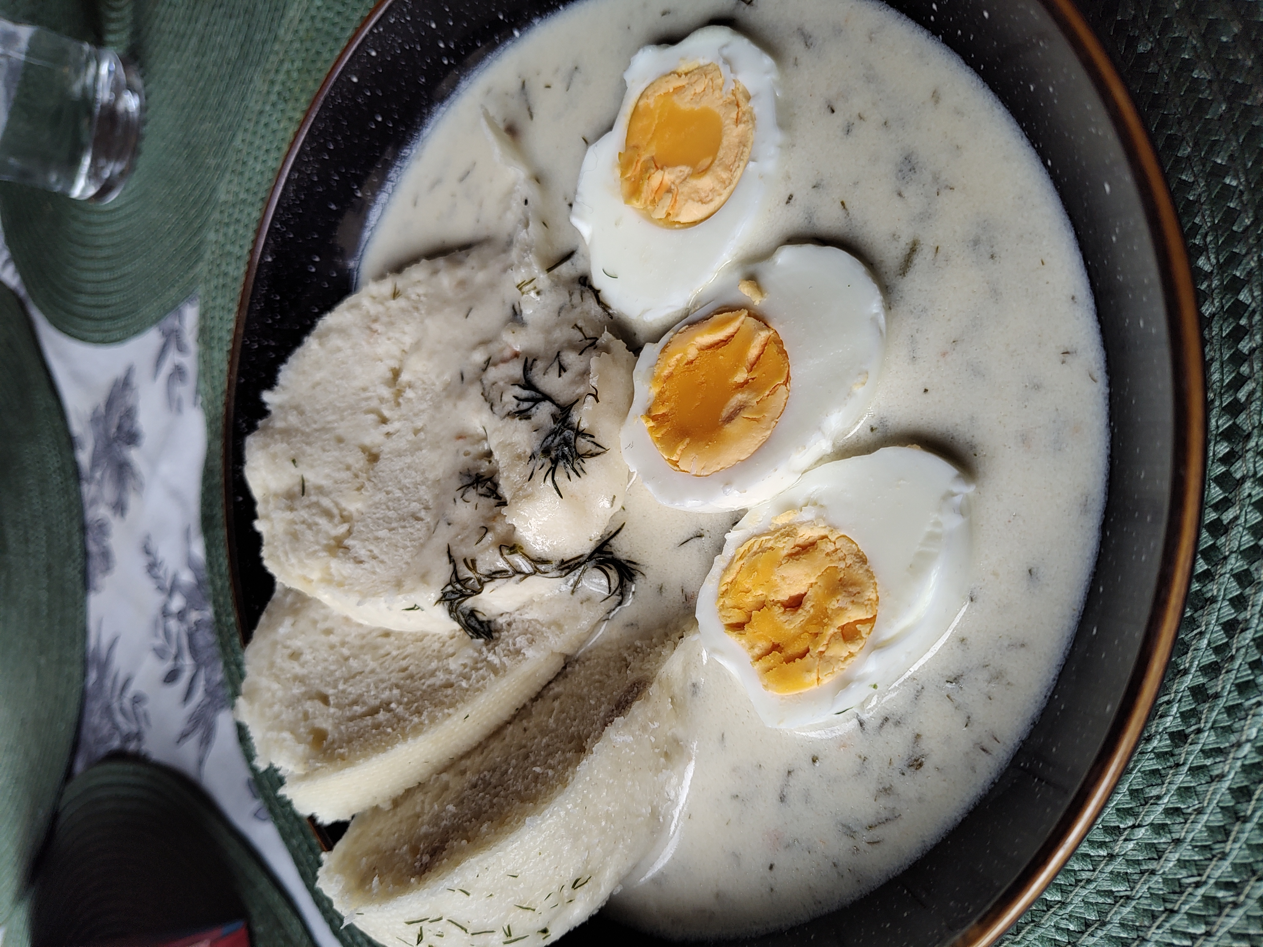 Koprová omáčka, plato típico checo de salsa de eneldo con carne, muy popular en la gastronomía casera