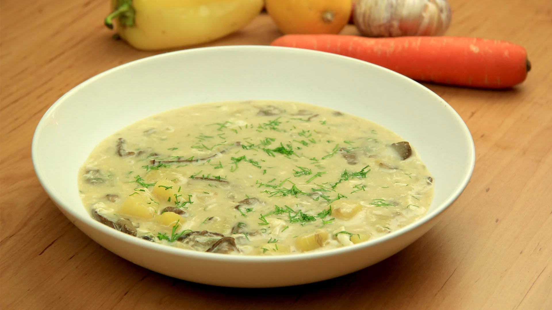 Kulajda, sopa de setas y patata con nata y huevo