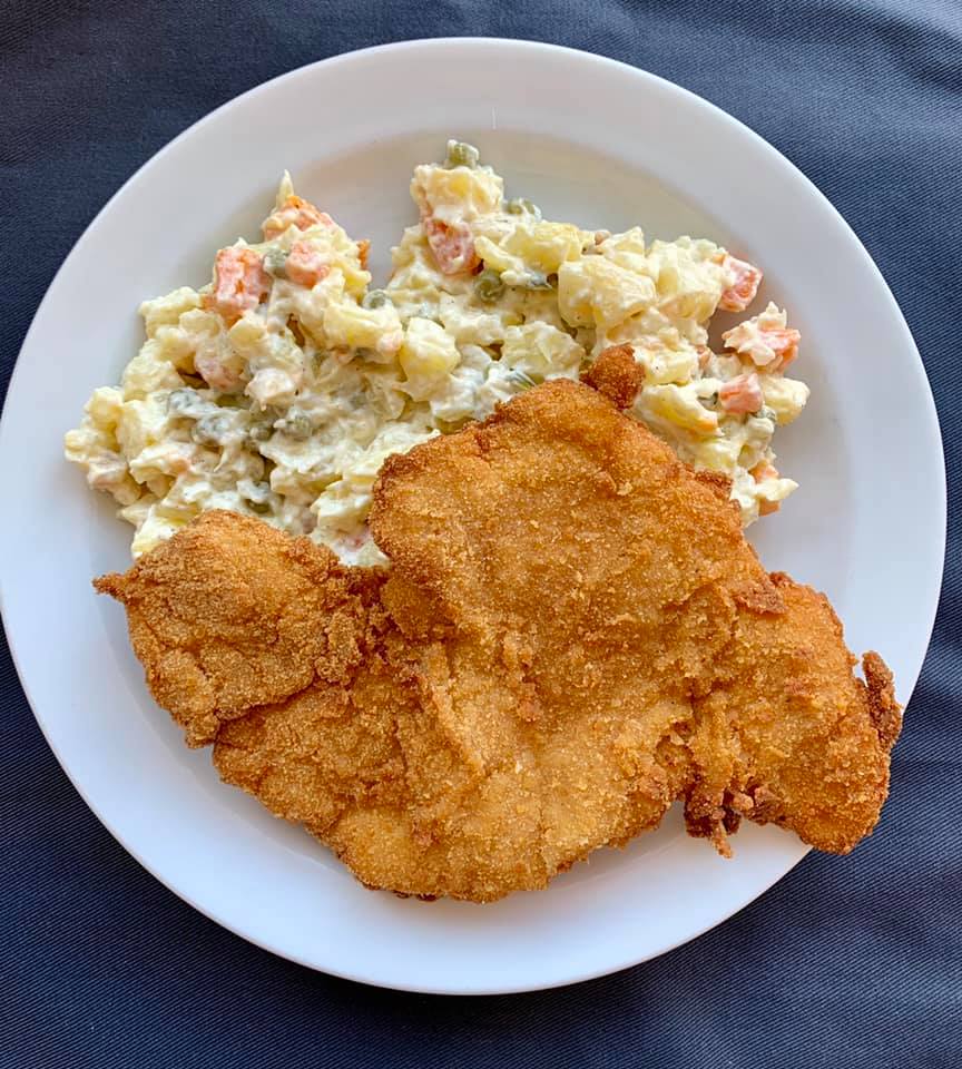 Kuřecí řízek, filete de pollo empanado típico de la gastronomía checa, acompañado habitualmente de ensalada de patata