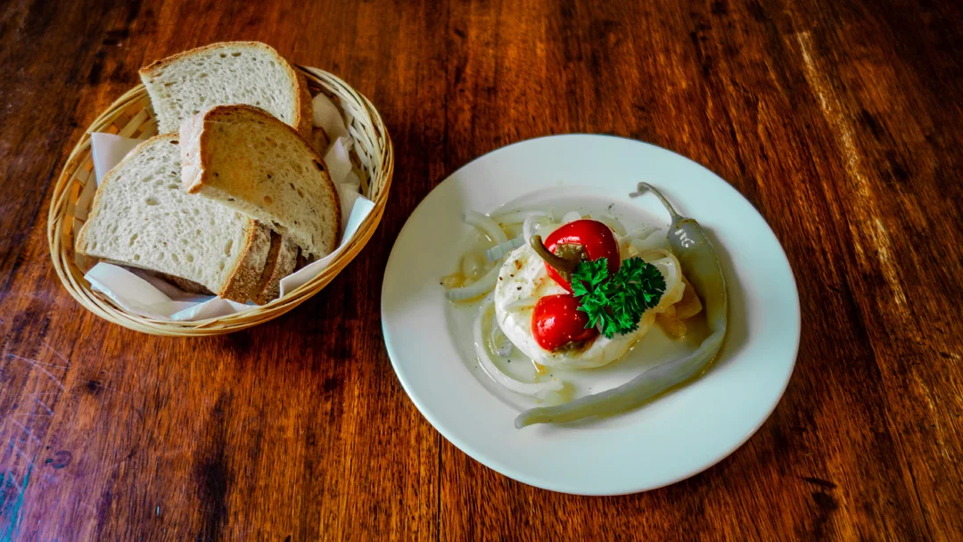 Nakládaný hermelín servido como aperitivo en Praga