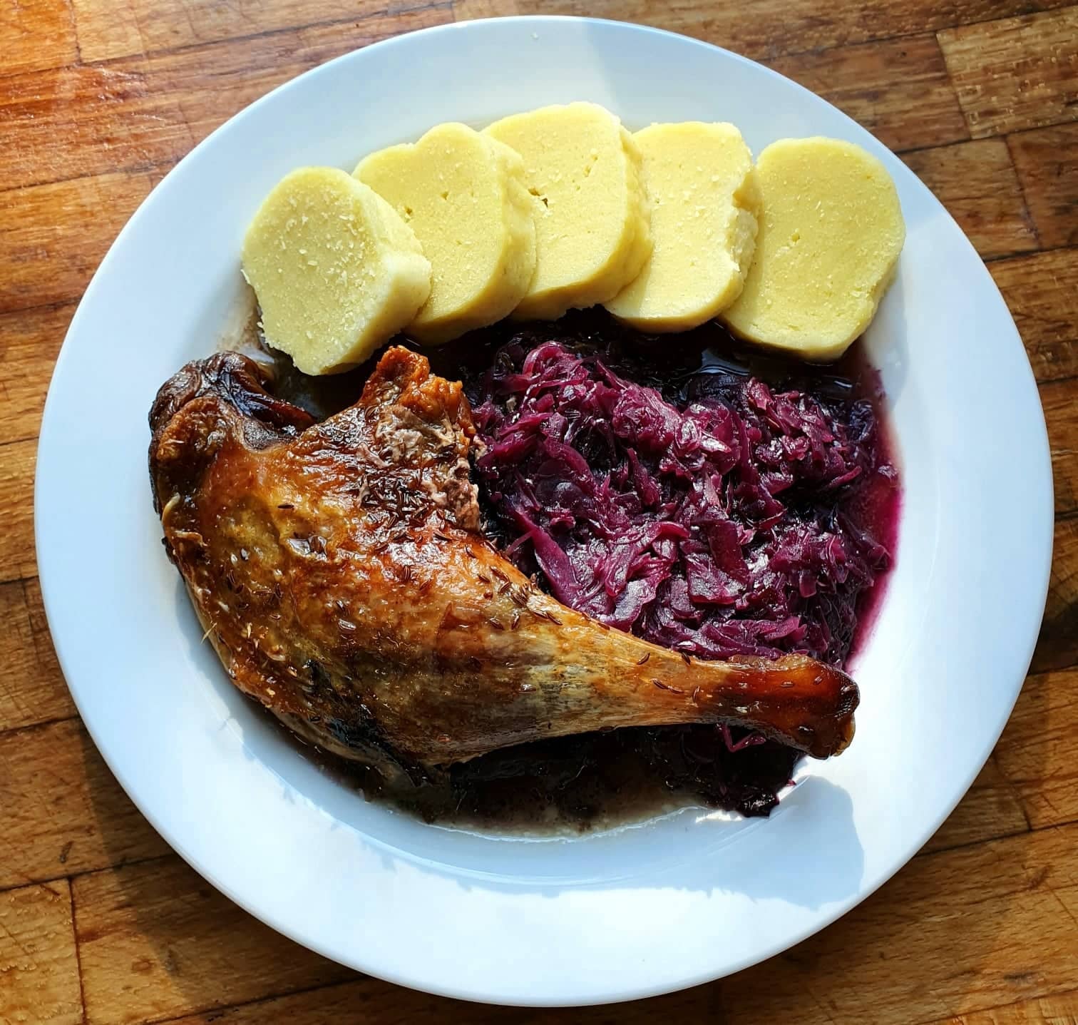 Pečené kachní stehno, muslo de pato, un plato típico de Praga