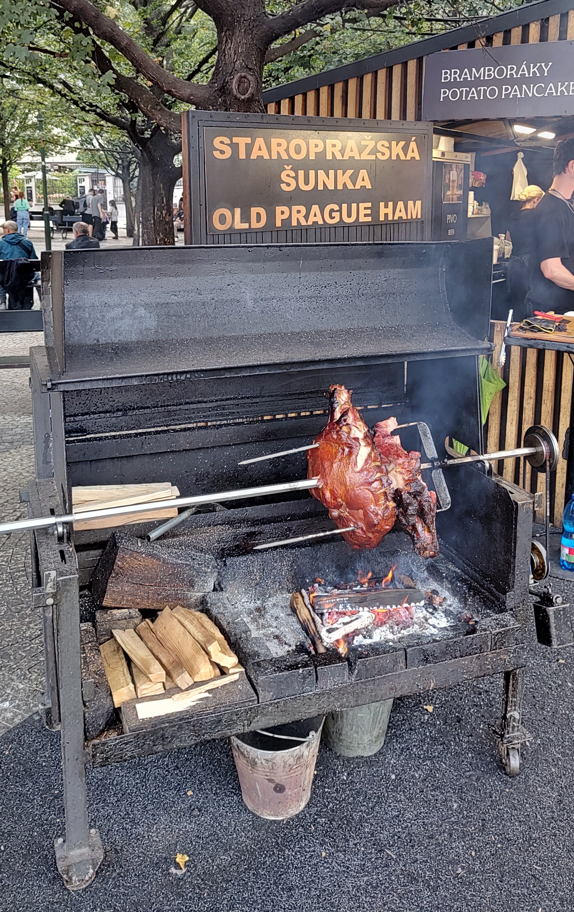 Puesto callejero de venta de jamón de Praga en la plaza de la Ciudad Vieja