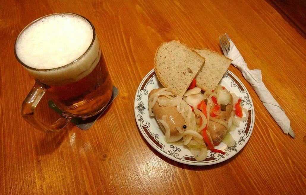 Pražský utopenec, el ahogado de Praga, servido en un plato tradicional