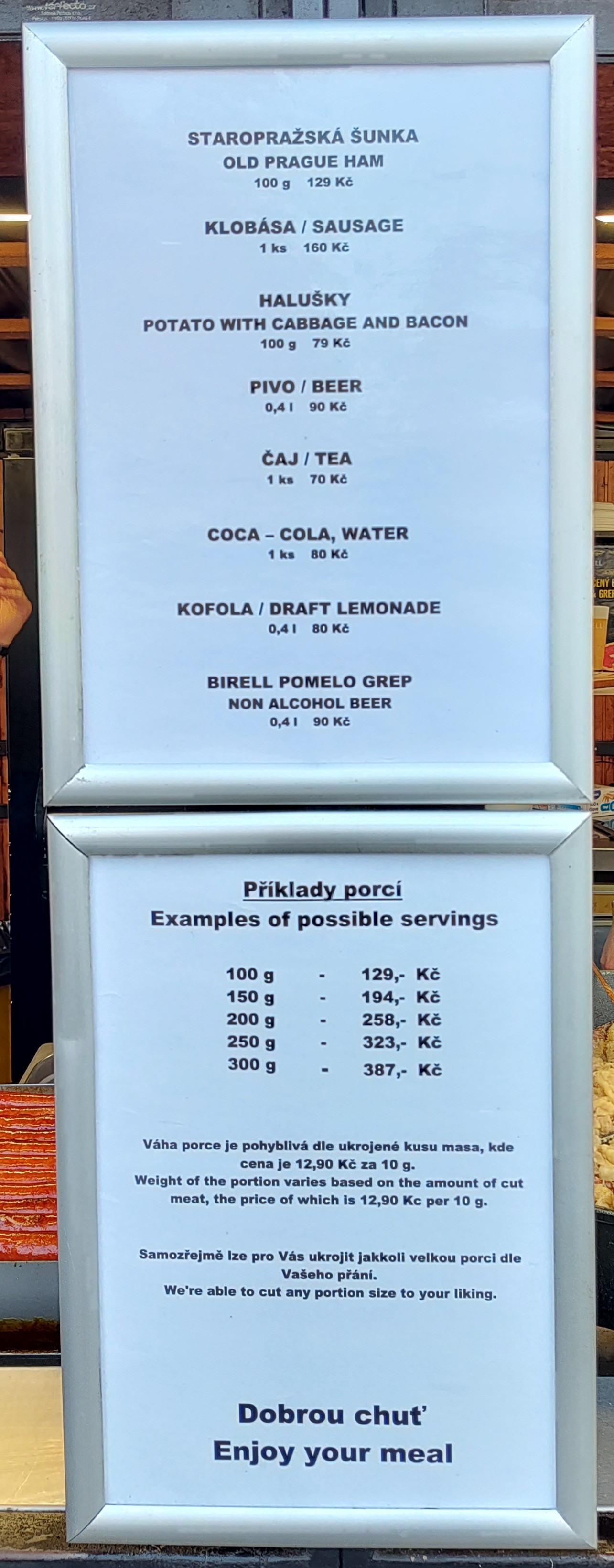 Precios de jamón de Praga en un puesto callejero de la plaza de la Ciudad Vieja
