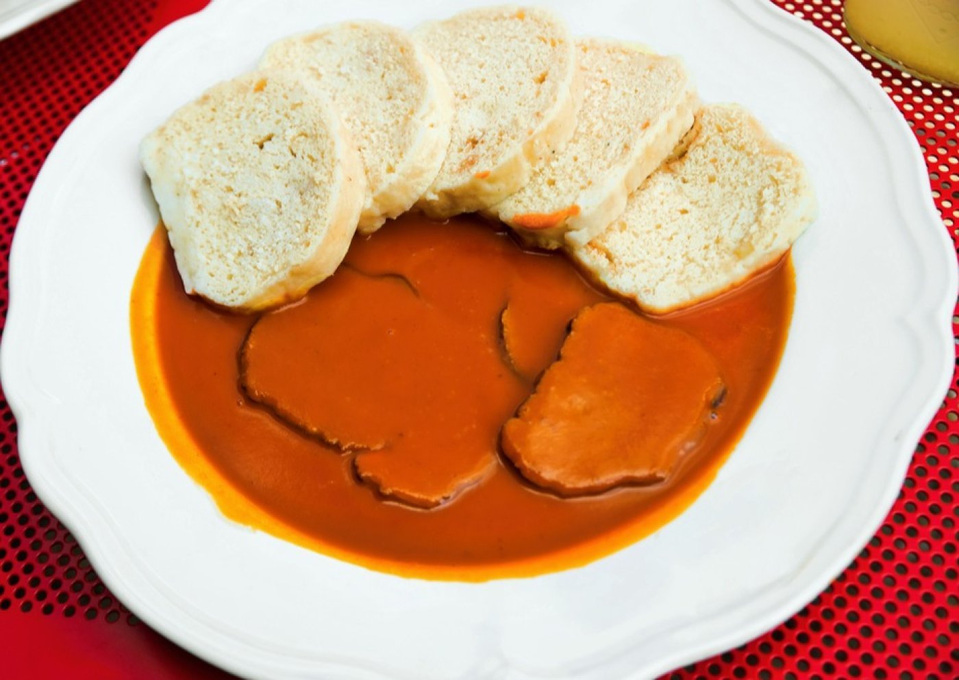 Rajská omáčka, salsa de tomate con carne, un plato checo casero