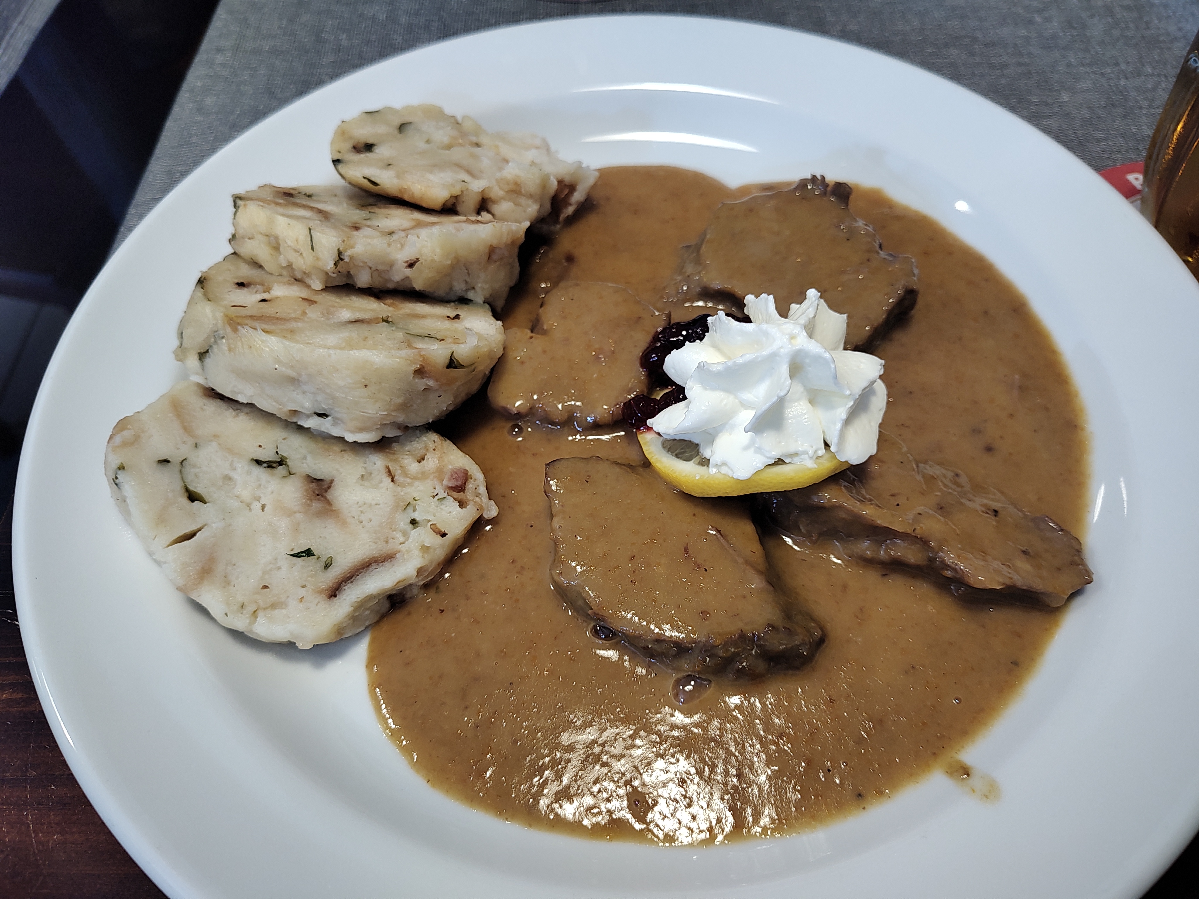 Svíčková na smetaně, solomillo de ternera con salsa de verduras y nata