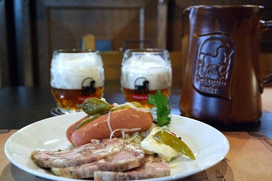 Porción de tlačenka, embutido checo de carne en gelatina, servida junto al ahogado de Praga