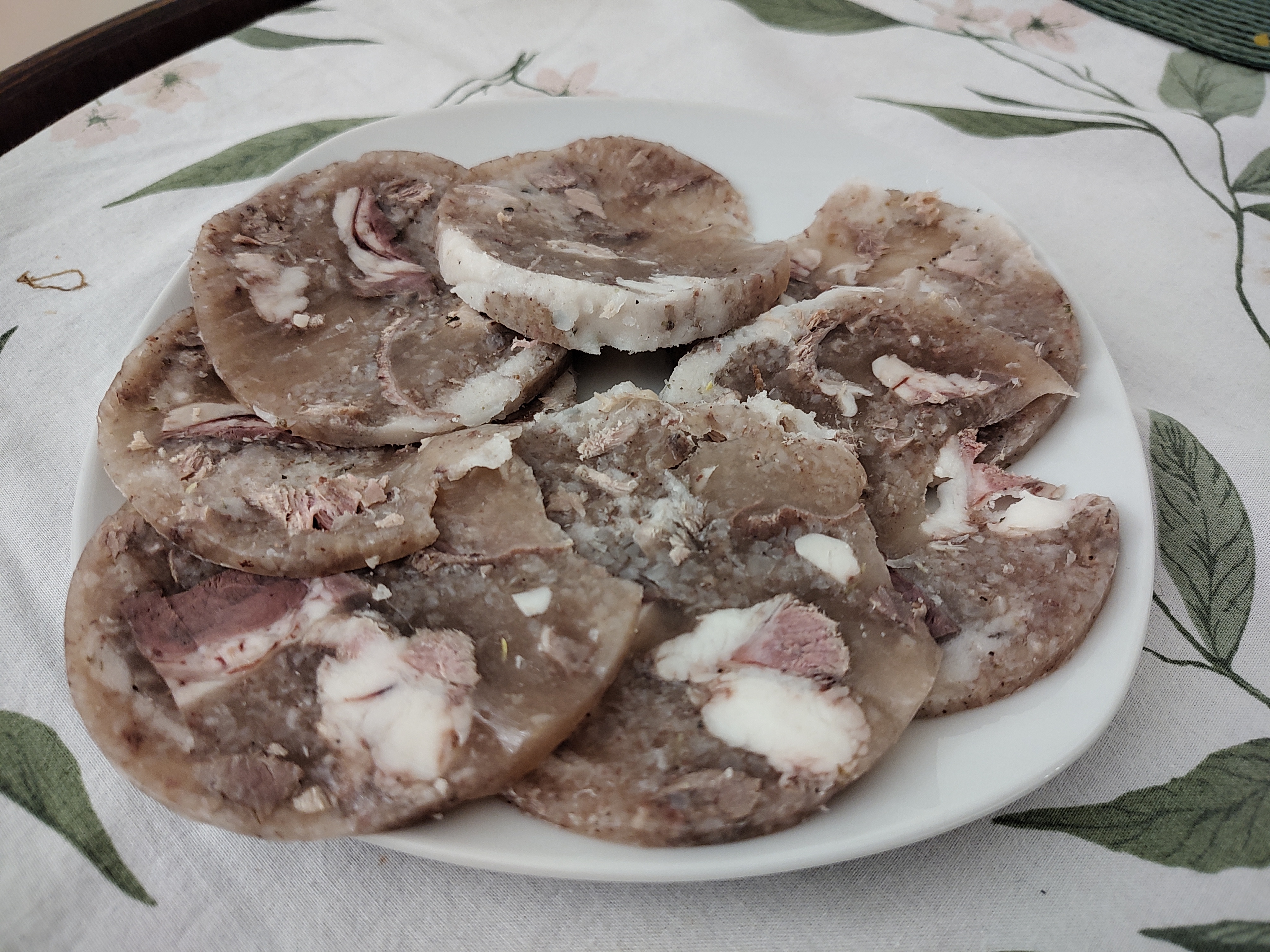 Plato de tlačenka, embutido checo de carne en gelatina