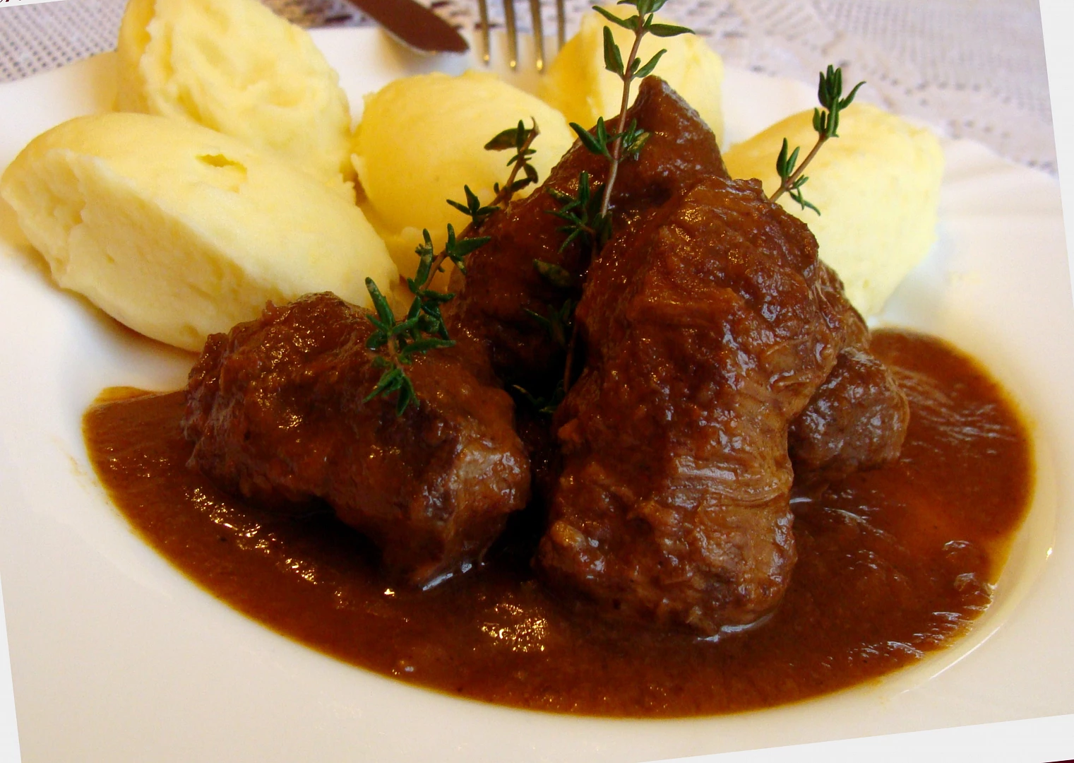 Carrilleras de cerdo checas (Vepřová líčka), plato tradicional servido como entrante en Praga