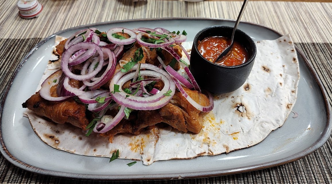 Plato de šašlik del restaurante georgiano Nanina en Praga