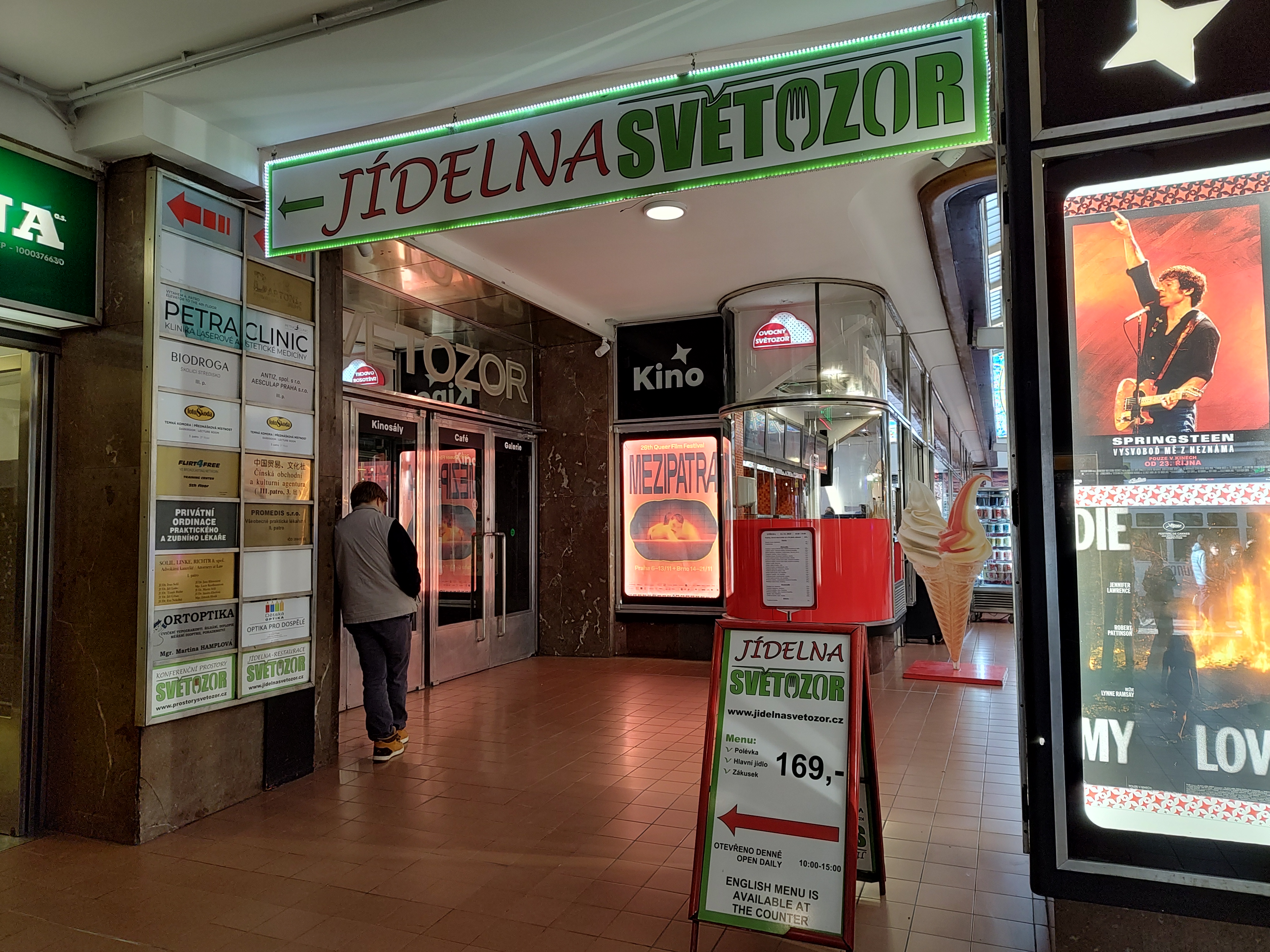 Fachada del restaurante Jídelna Světozor en Praga