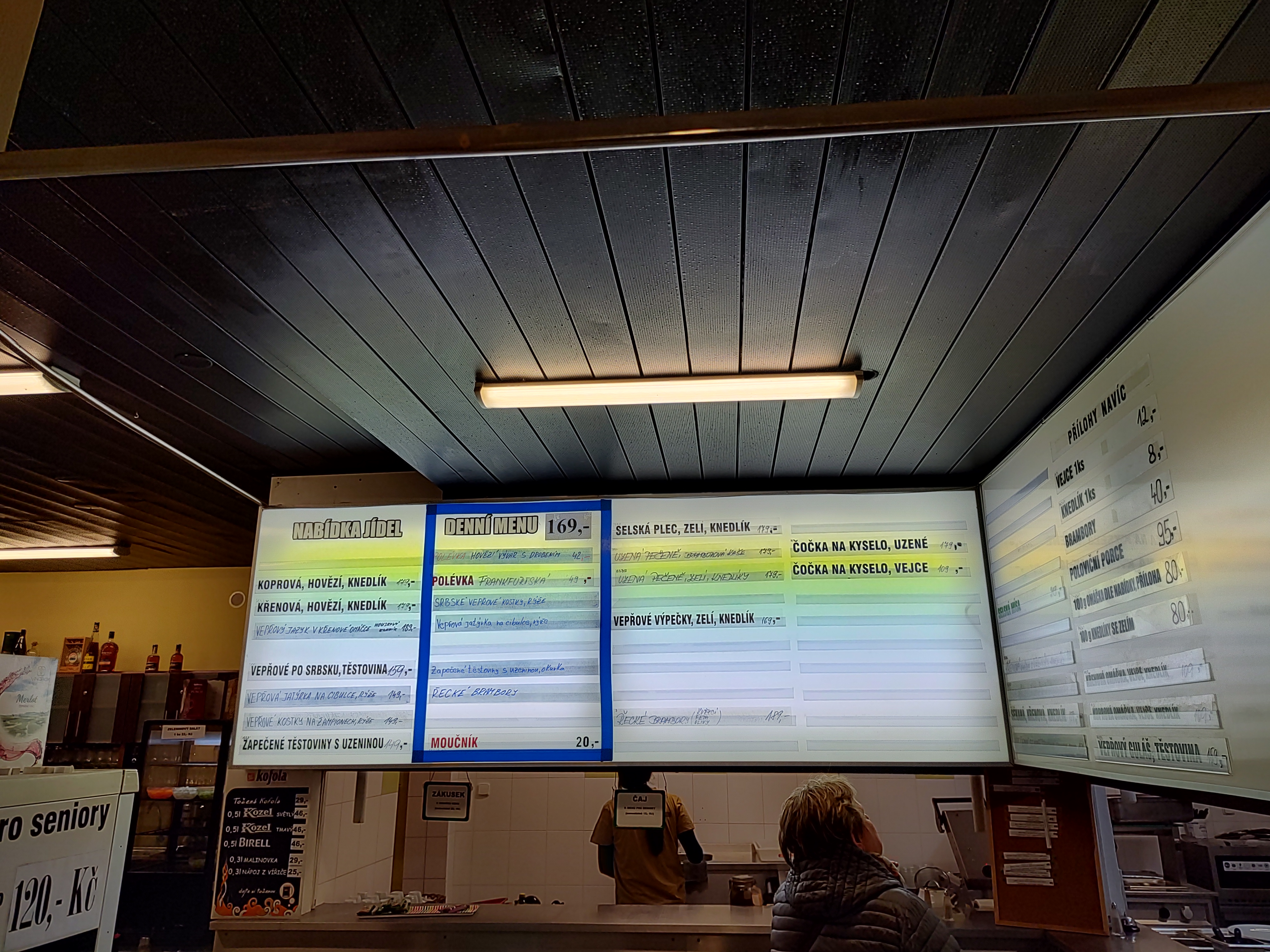 Panel con menú de comida de la Jídelna Světozor en Praga