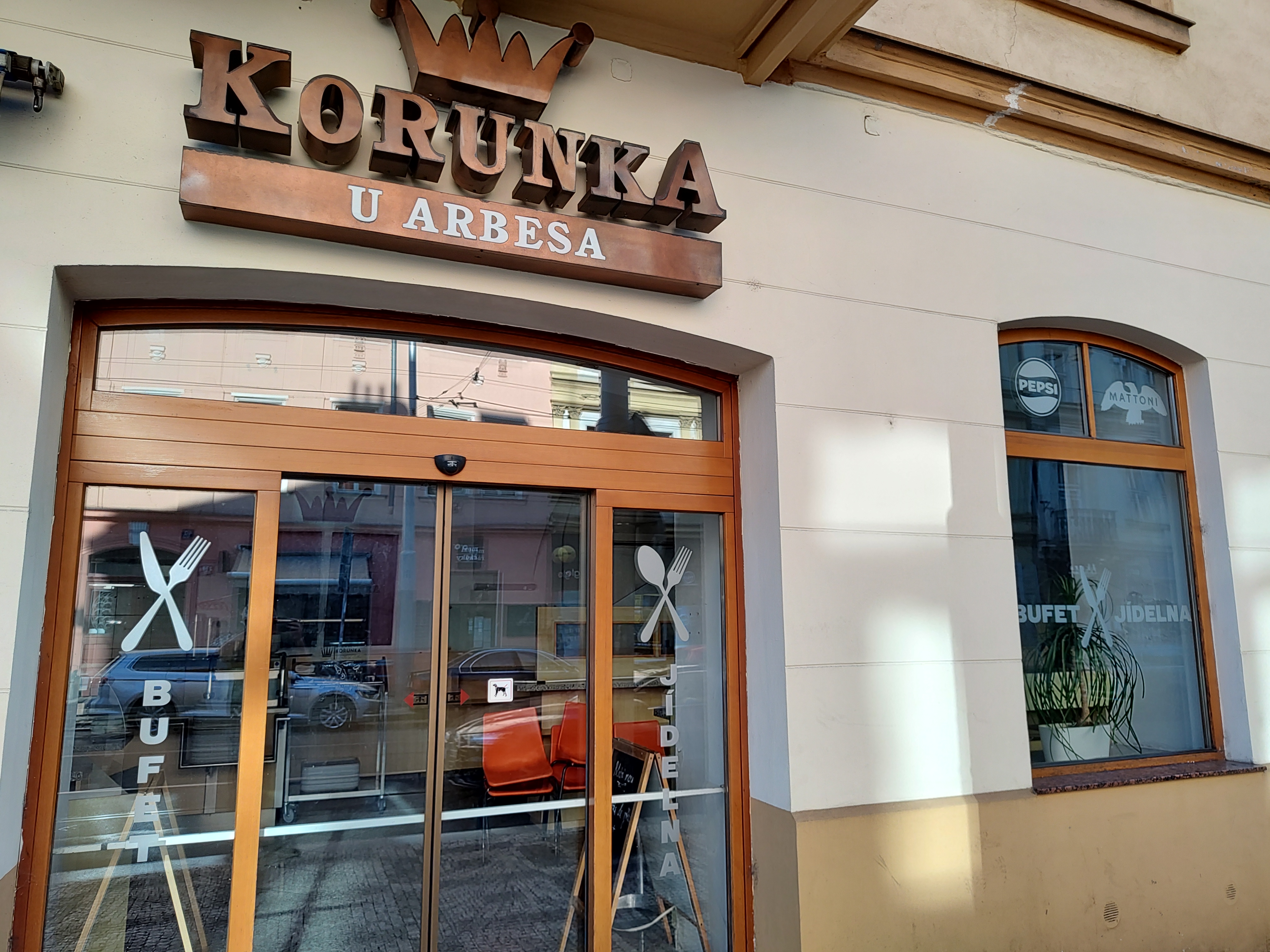 Entrada a la jídelna barata Korunka U Arbesa en Praga