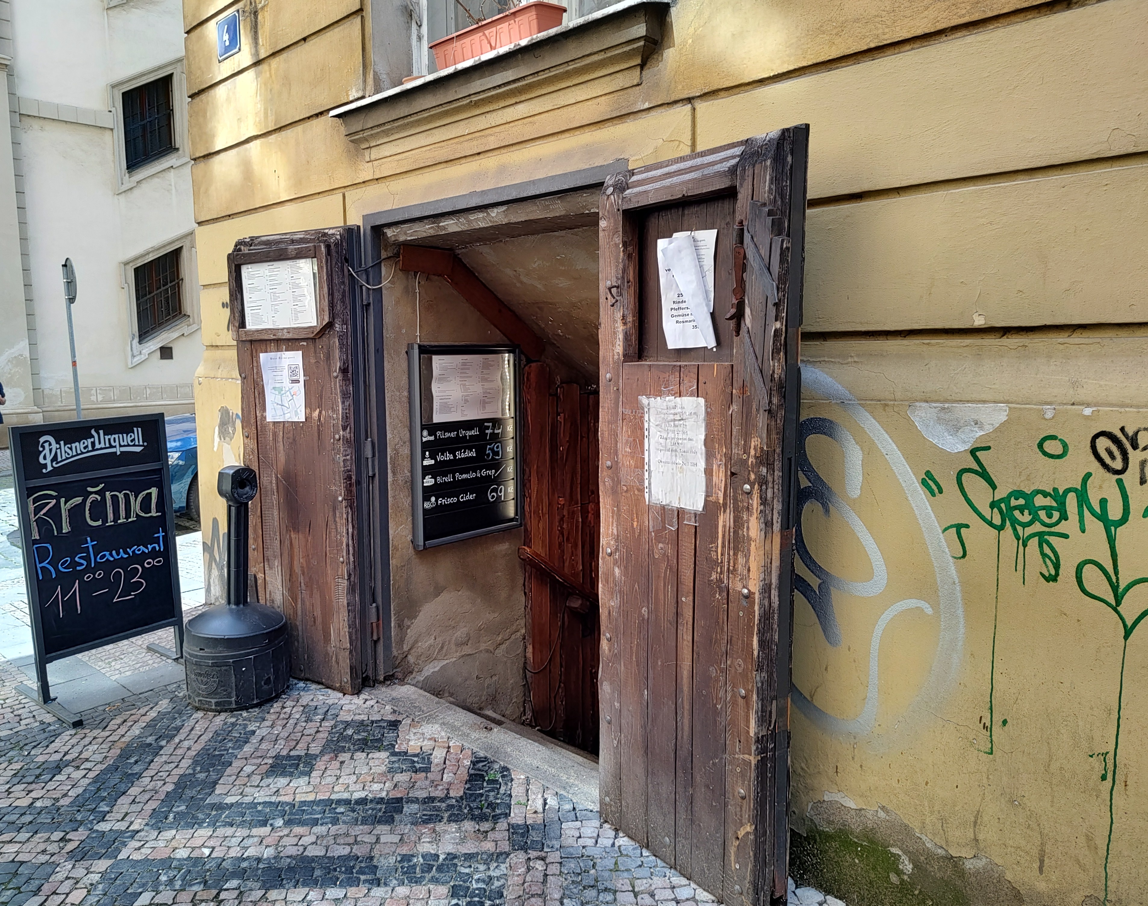 Fachada del restaurante Krčma en Praga